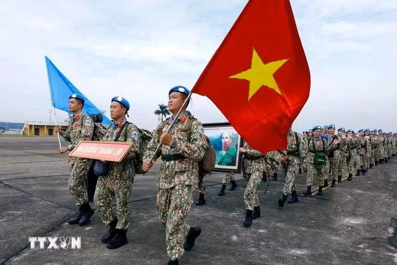 越南维和部队从河内内排国际机场出发，赴联合国阿卜耶伊临时安全部队特派团（UNISFA）执行任务。（图片来源：越通社）