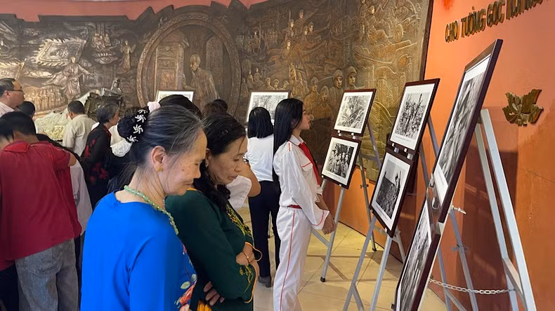 众多海阳省市民前来参观图片资料展。