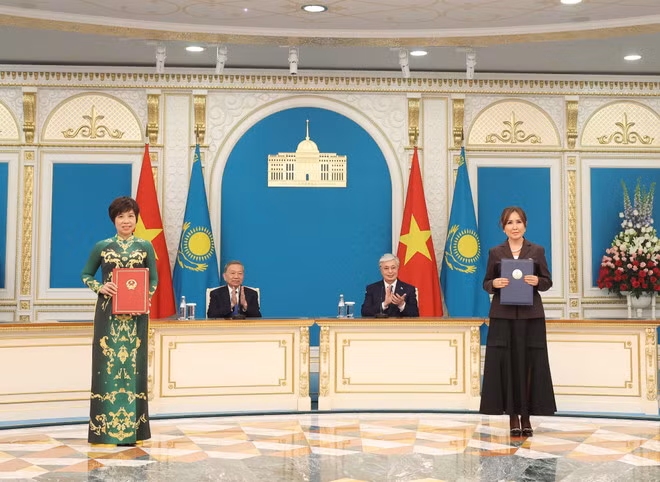 苏林总书记见证越南通讯社与哈萨克斯坦总统广播电视综合体（TRC）之间的合作协议的交换。