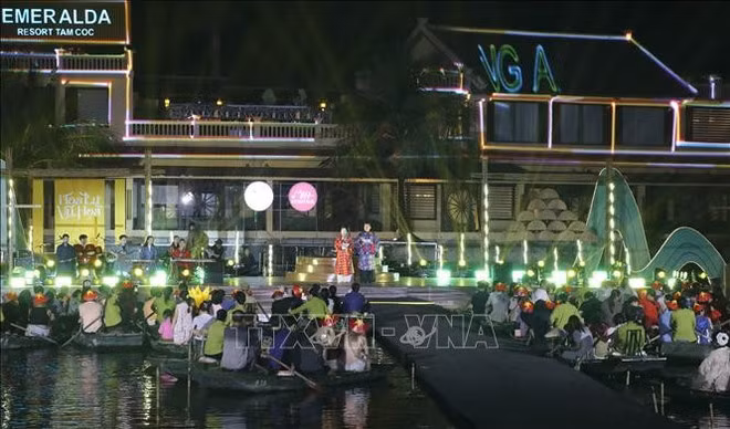 “华闾似锦”展演场景。(图片来源:越通社) “华闾似锦”展演场景。(图片来源:越通社)