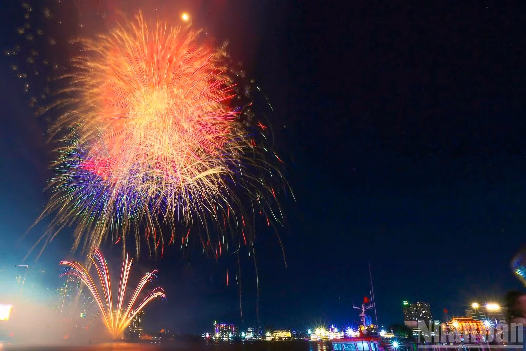绚丽的烟花在夜空中绽放，吸引成千上万的市民和游客前来观赏。