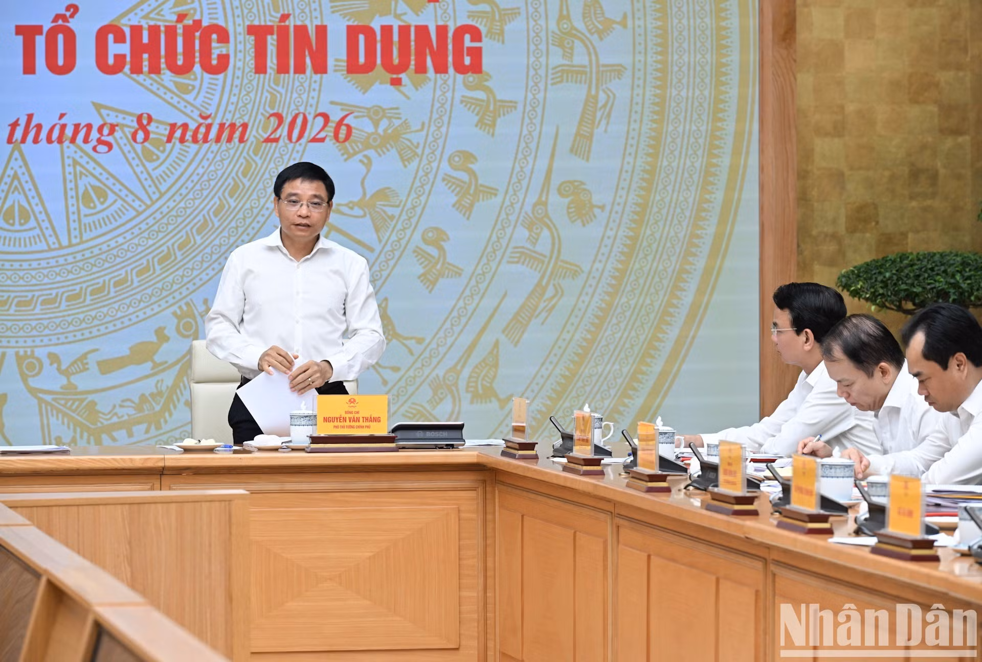 越南政府副总理阮文胜在会上发表讲话。