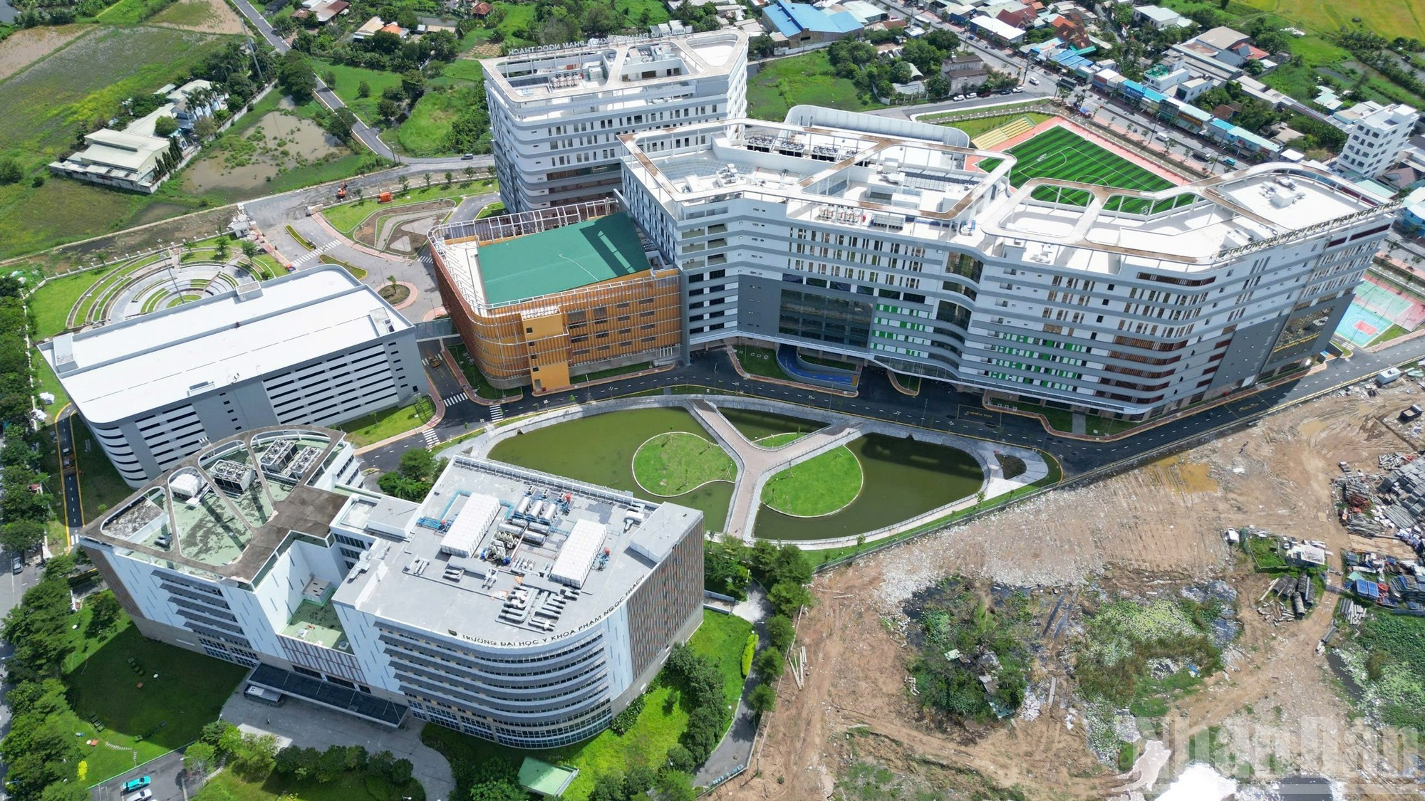 范玉石医科大学第二校区于8月底正式落成启用,是越南首个“医疗园区”(Medical Campus)建设规划中的重点项目。该校区融合了培训、科研与医疗保健等多功能,致力于打造符合国际标准的校区。 anh-2.jpg