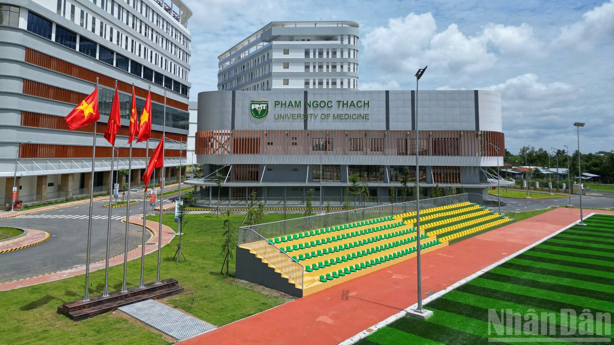 范玉石医科大学第二校区的33公顷园区还配备内部交通系统、绿化区、体育区以及现代化的建筑管理技术基础设施。 anh-9.jpg