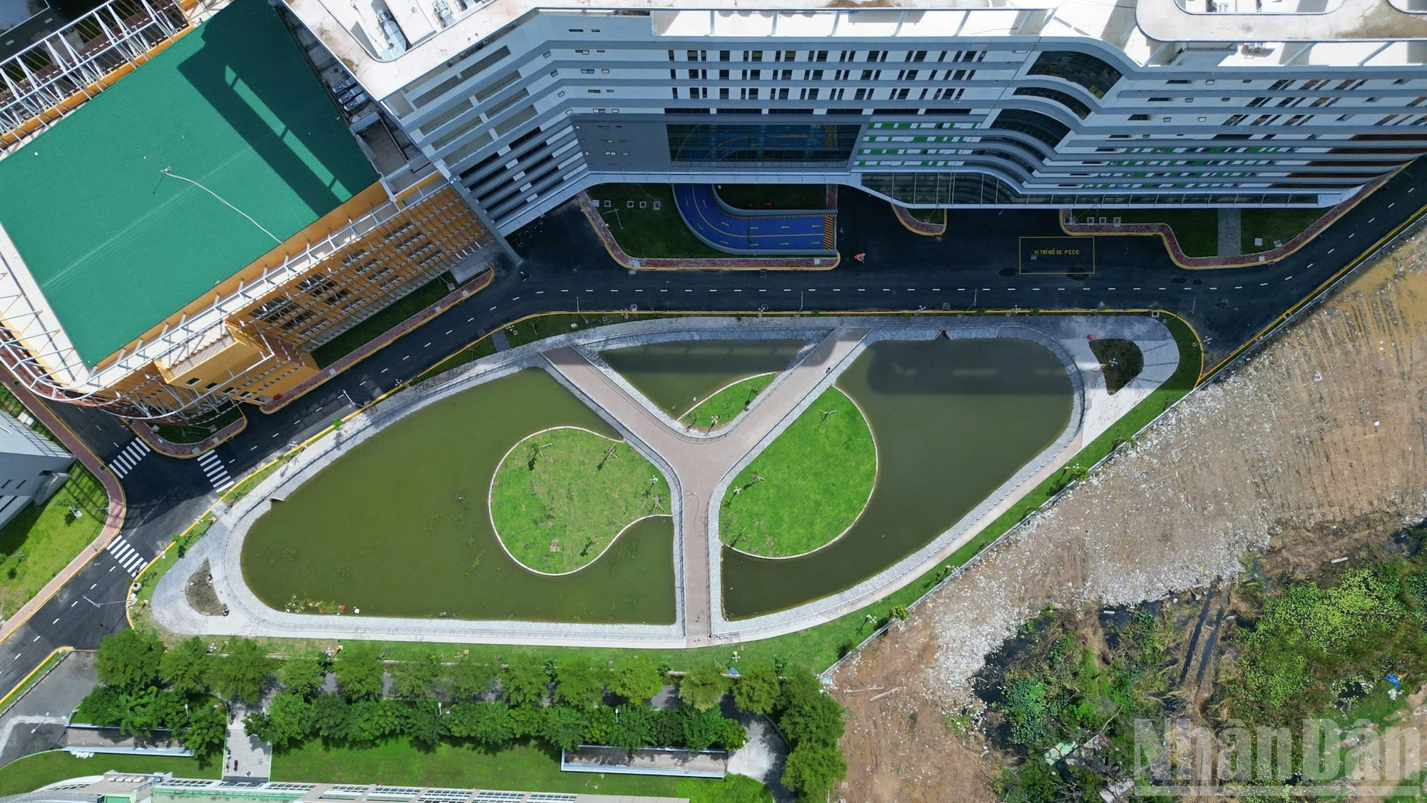 范玉石医科大学第二校区的占地面积达67400平方米,设有三栋主楼,包括10层地上建筑和1层地下室。该项目的亮点是19间可容纳50至1000人的阶梯教室、19个多学科实训区、医院模拟中心以及临床前技能实训室。 anh-8.jpg