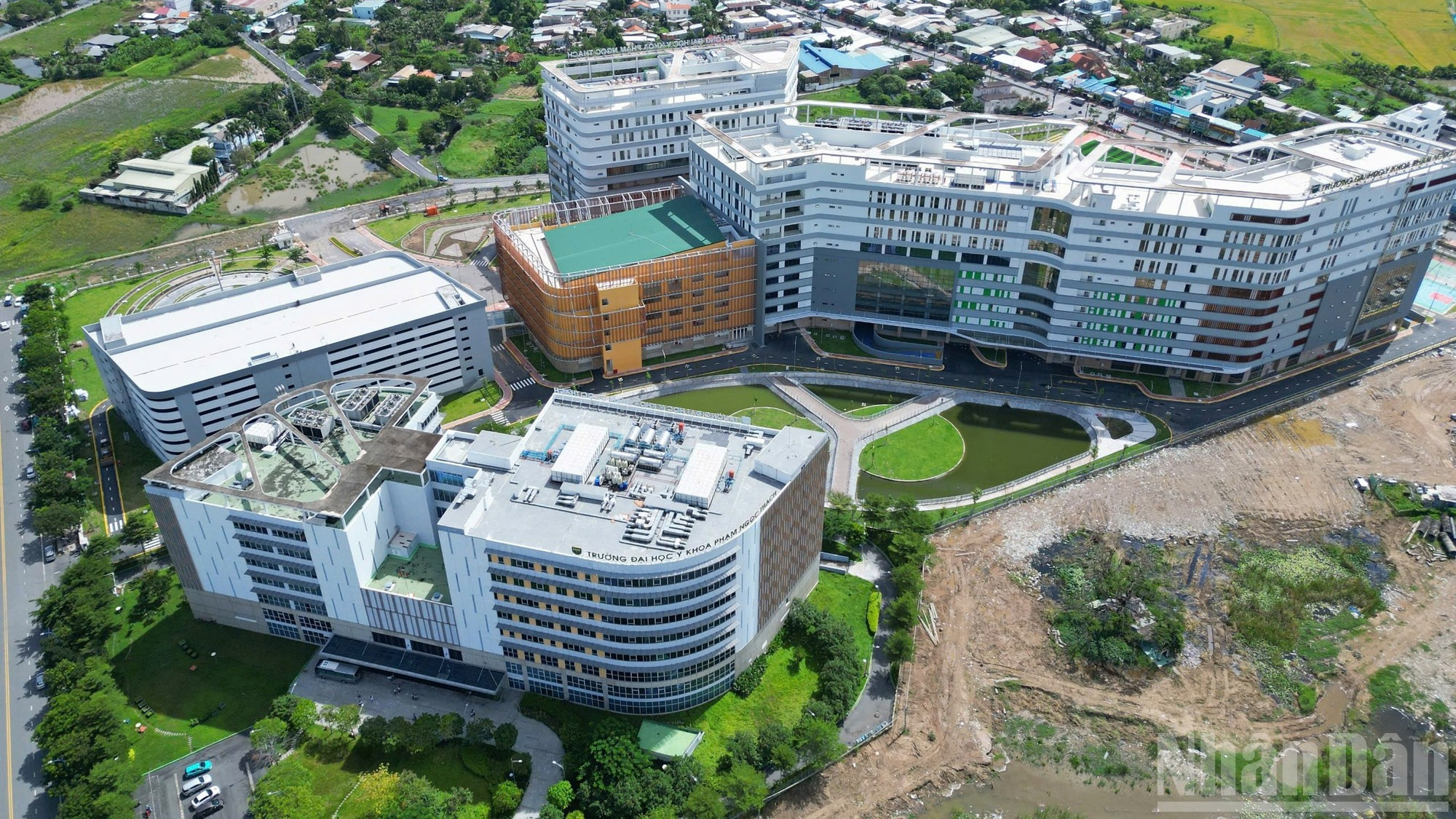 新坚医疗综合体正逐步成为一个微型医疗城,以范玉石医科大学第二校区为核心。 anh-7.jpg