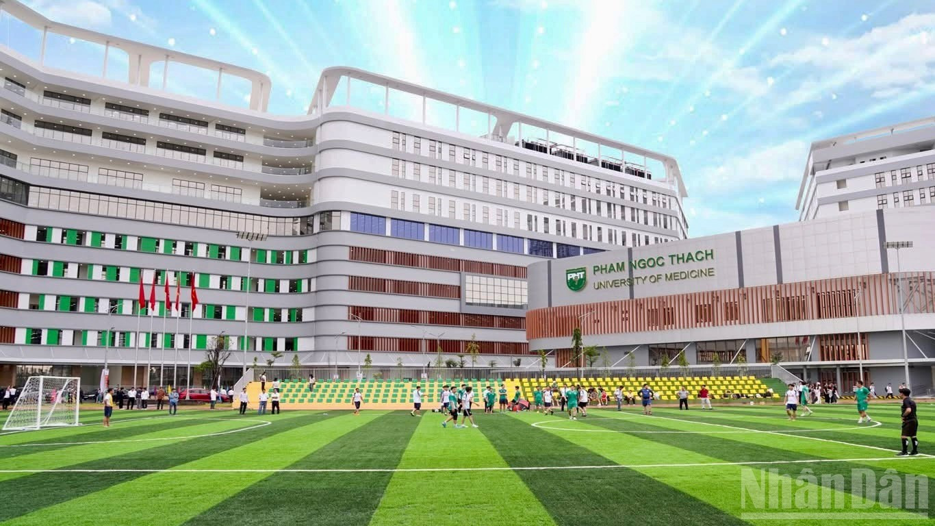 该校区还配备综合体育区,包括足球场、篮球场、网球场和多功能运动馆,以服务学生和教师。 anh-10.jpg