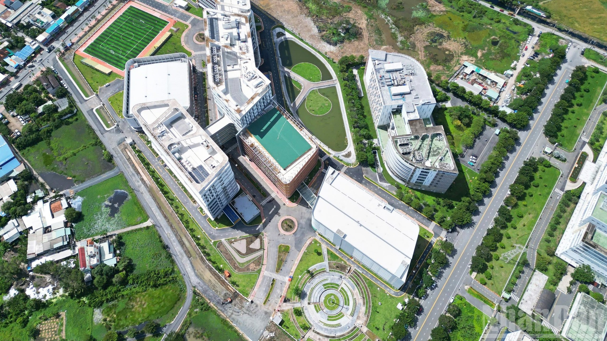 该工程是越南首个“医疗园区”(Medical Campus)建设规划中的重点项目。该模式整合了教育培训、科研和医疗服务,力争达到国际及东盟地区标准,为胡志明市乃至全国的医疗和医学教育体系开启新的发展阶段。 anh-12.jpg