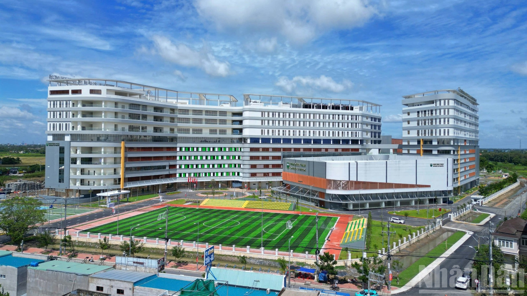 范玉石医科大学第二校区的投资总额达2.425万亿越盾,由胡志明市财政拨款支持,按照“院校结合”模式建设,融合达国际标准的教学、临床实践与医学科研等功能。 anh-5.jpg