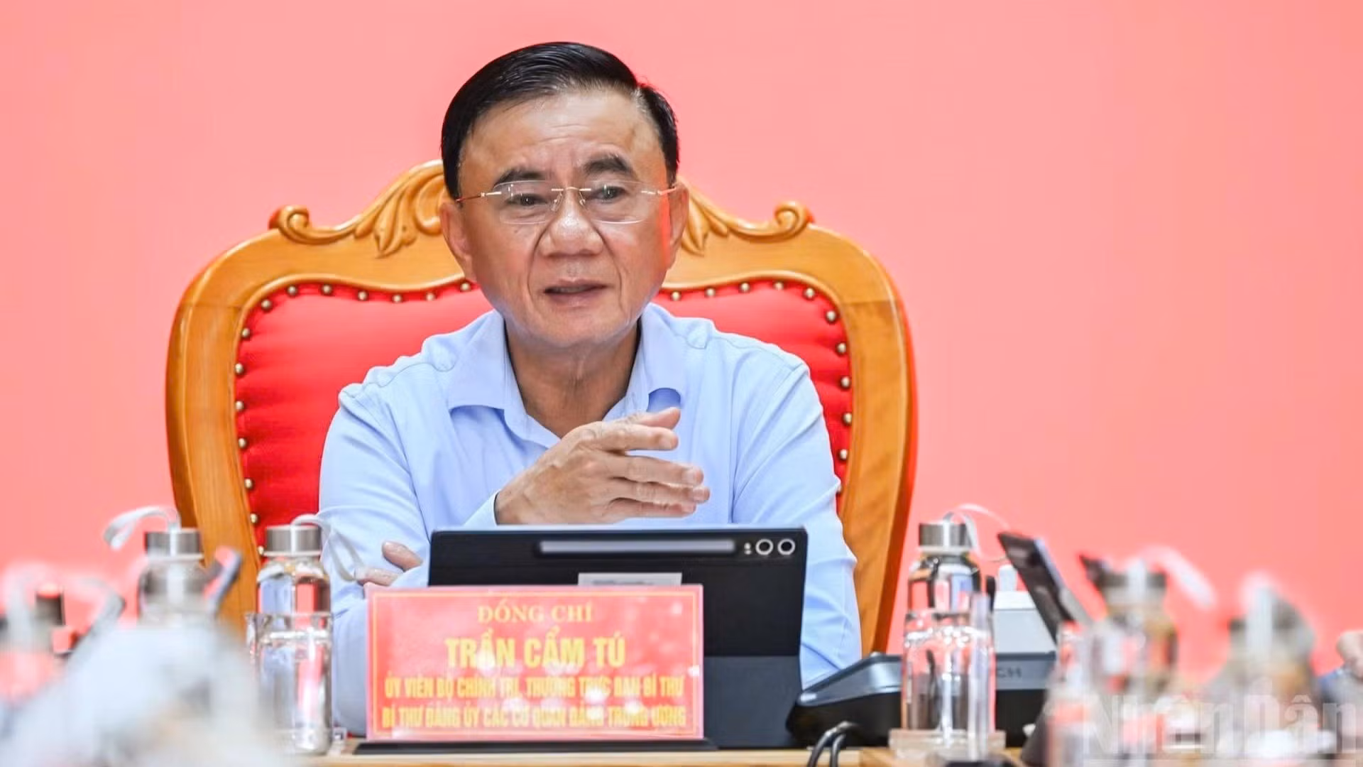越共中央政治局委员、中央书记处常务书记、中央党机关党委书记陈锦秀主持会议。