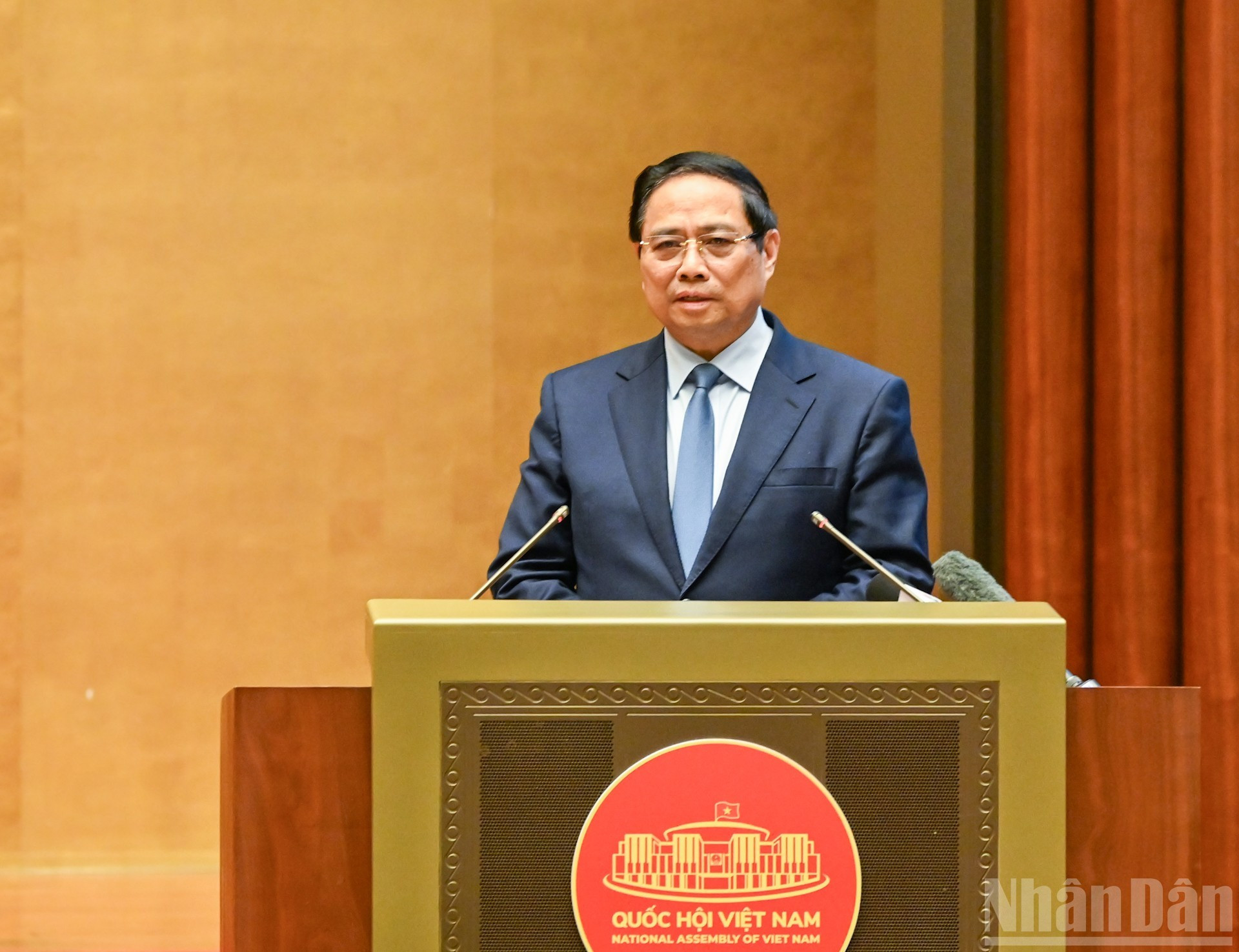 越共中央政治局委员、政府总理范明正在会上作专题报告,重点介绍中央政治局关于推进教育与培训领域取得突破性进展的第71号决议的核心内容以及政府相关行动计划。 169thutuong.jpg