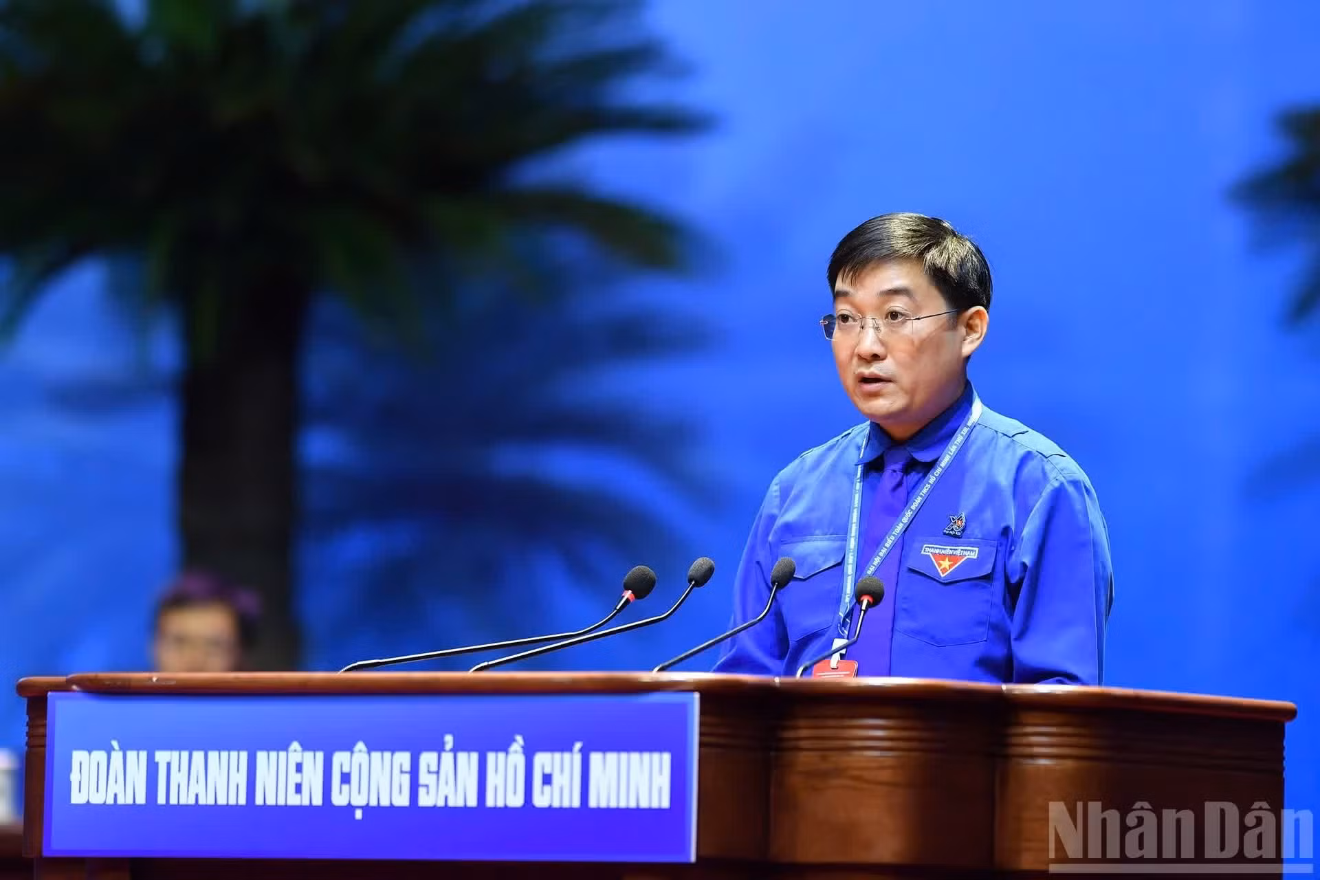 胡志明共青团中央常委会委员、共青团工作委员会主任裴明俊在会上作出代表资格审查报告。