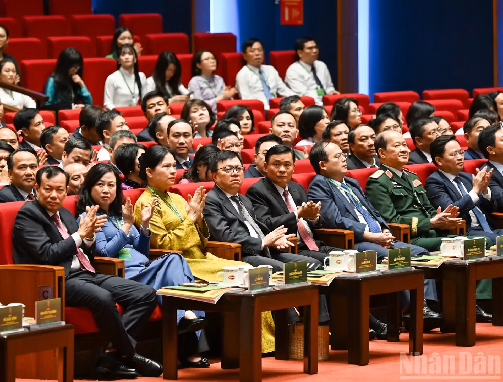 党和国家领导人以及各位代表出席越南农民协会第九次全国代表大会开幕仪式。