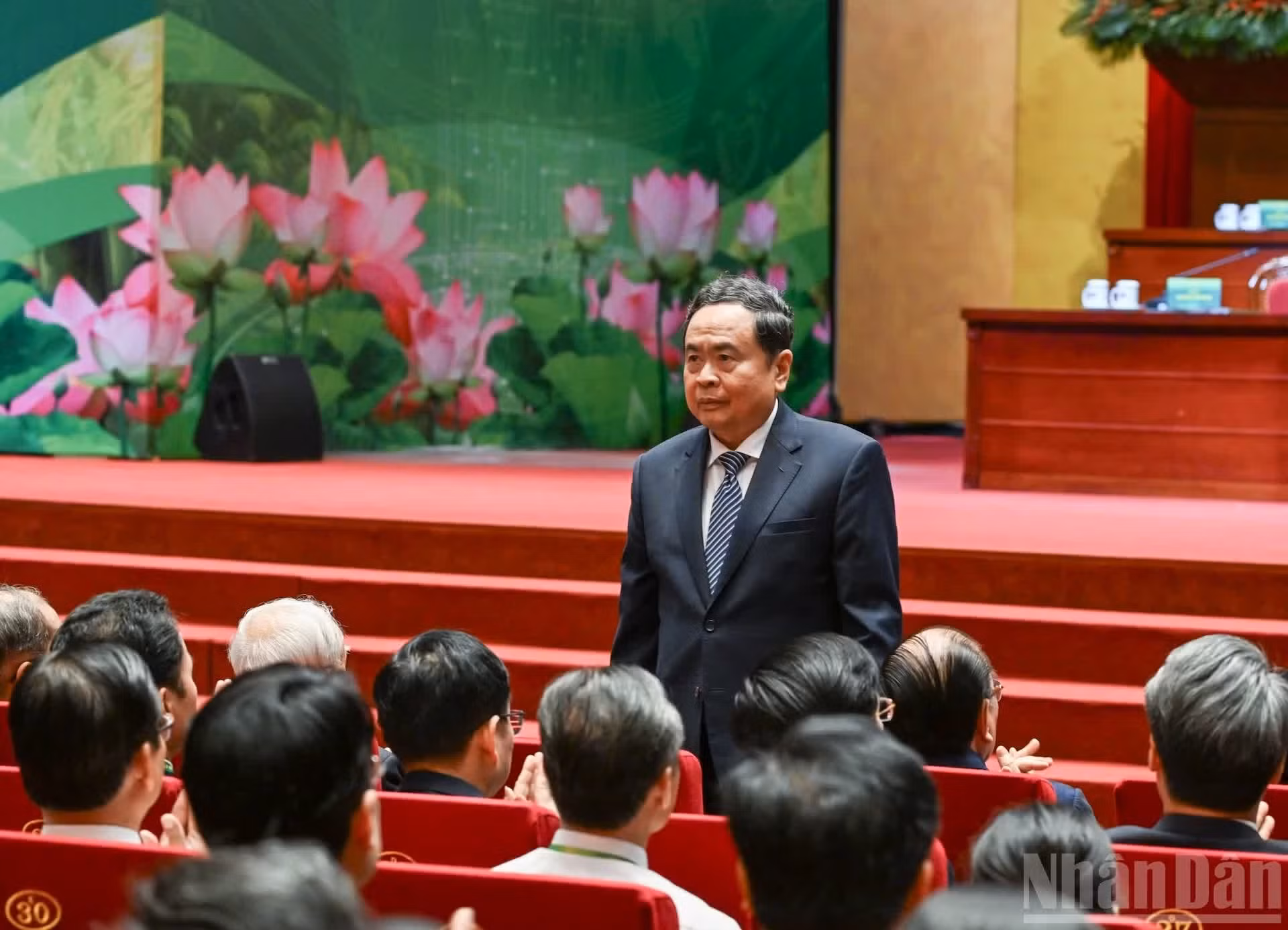 国会主席陈青敏出席越南农民协会第九次全国代表大会开幕仪式。