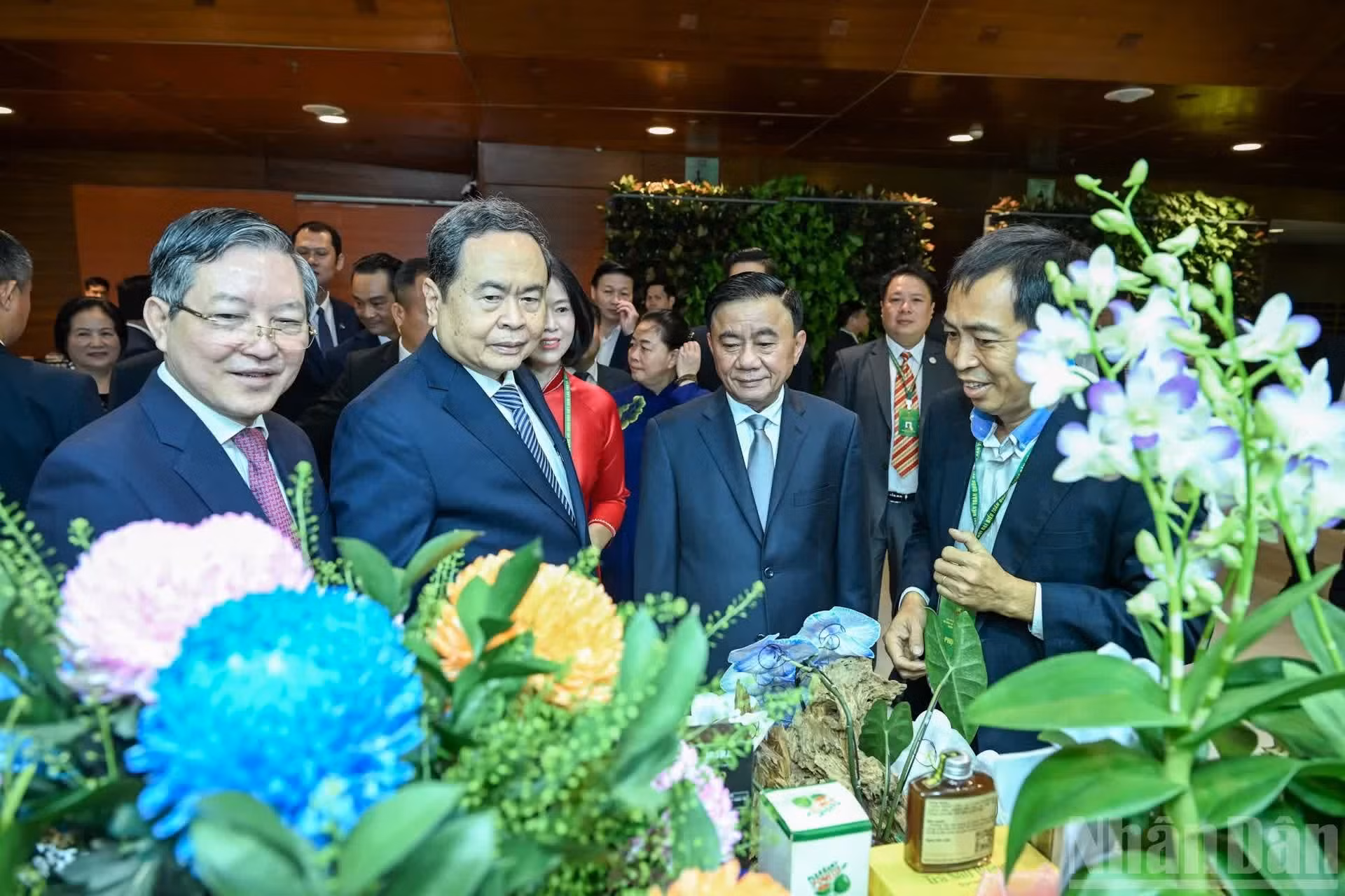 国会主席陈青敏和越共中央书记处常务书记陈锦秀共同参观大会期间设置的农产品展示区。