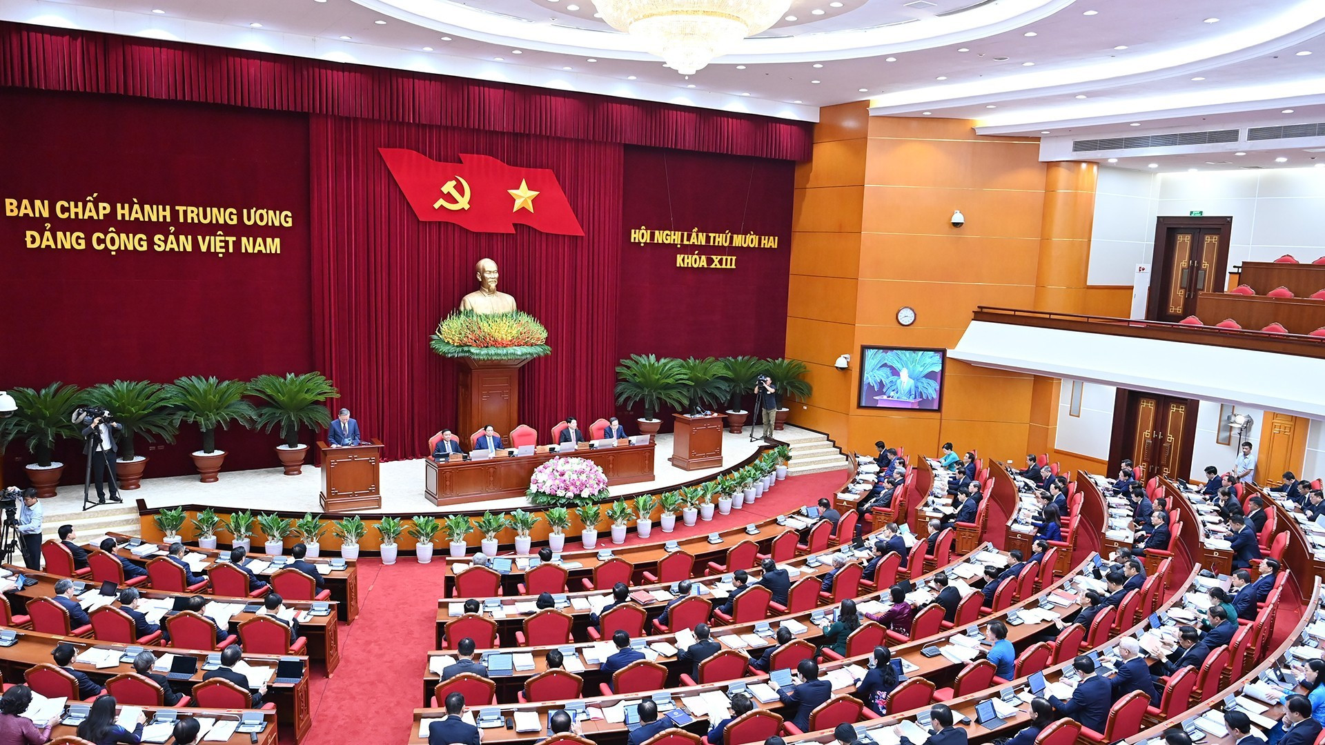 越共第十三届中央委员会第十二次全体会议在河内市隆重开幕。