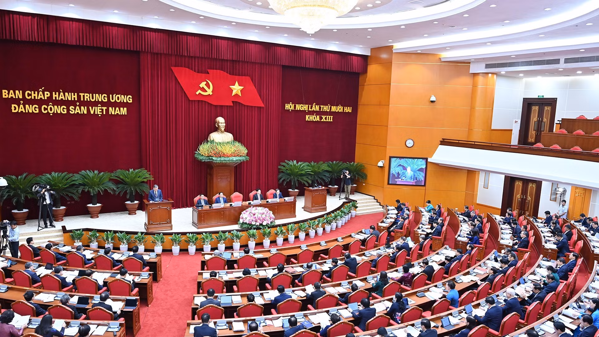 越共第十三届中央委员会第十二次全体会议在河内市隆重开幕。