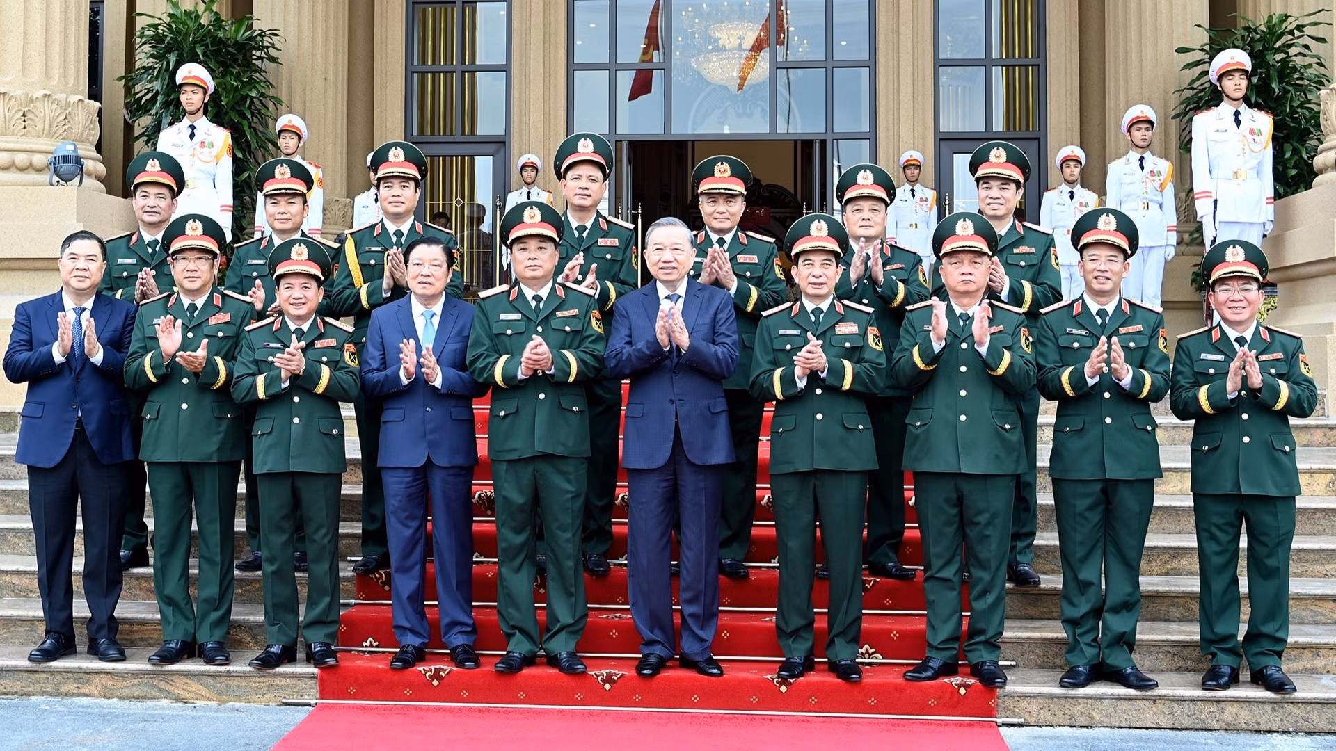 苏林总书记与国防部、国防工业总局领导以及各位代表合影。