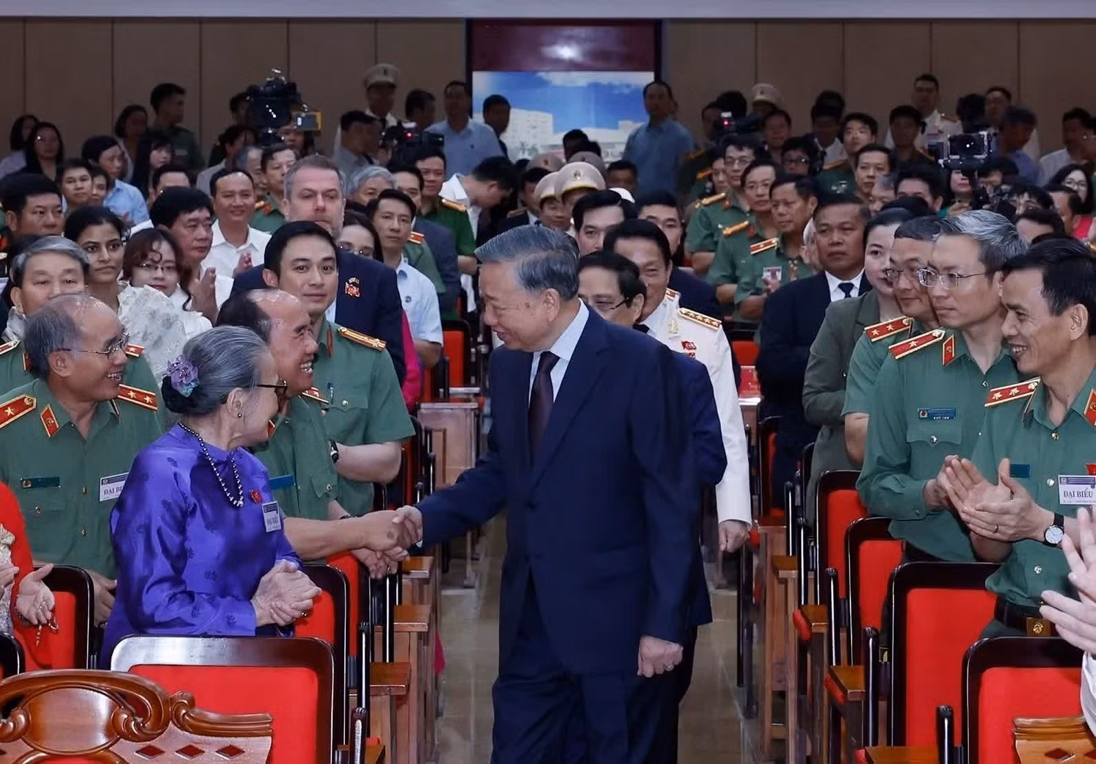越共中央总书记、国家主席苏林与各位代表亲切握手交谈。（图片来源：越通社）