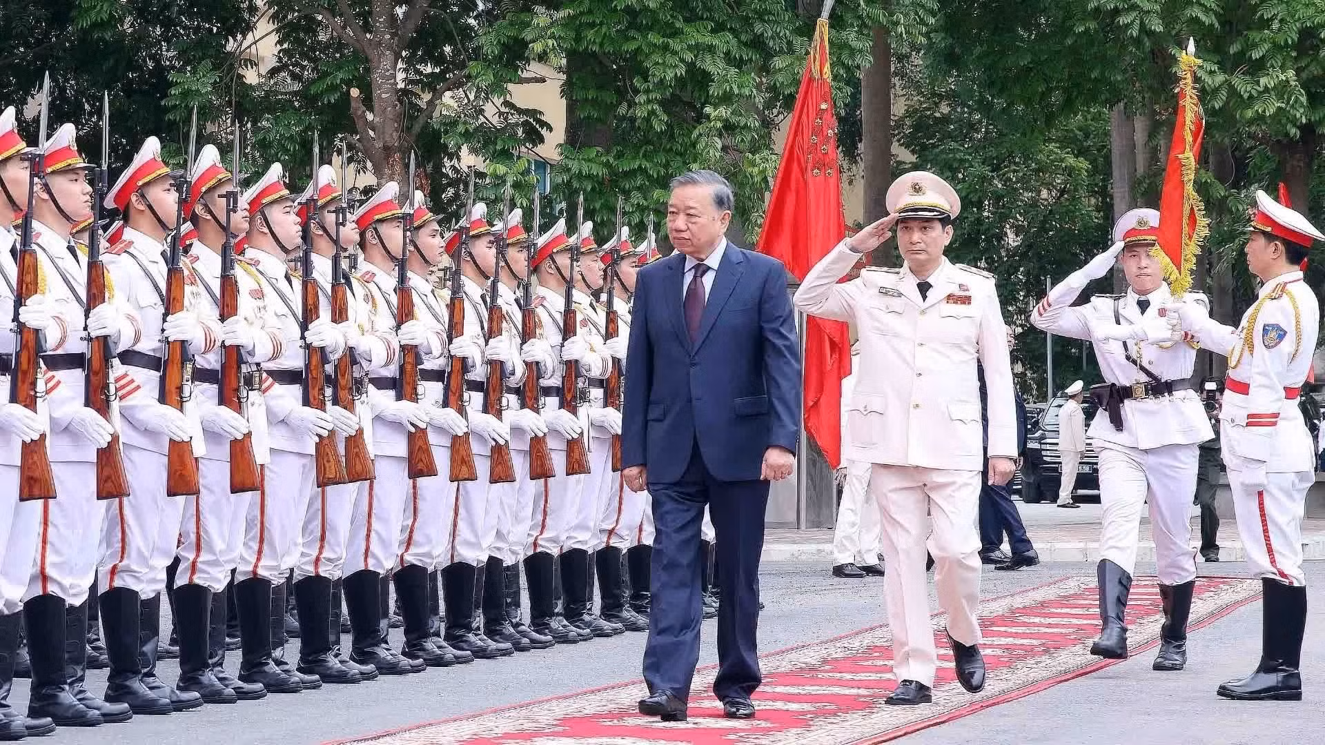 越共中央总书记、国家主席苏林检阅越南人民公安仪仗队。（图片来源：越通社）