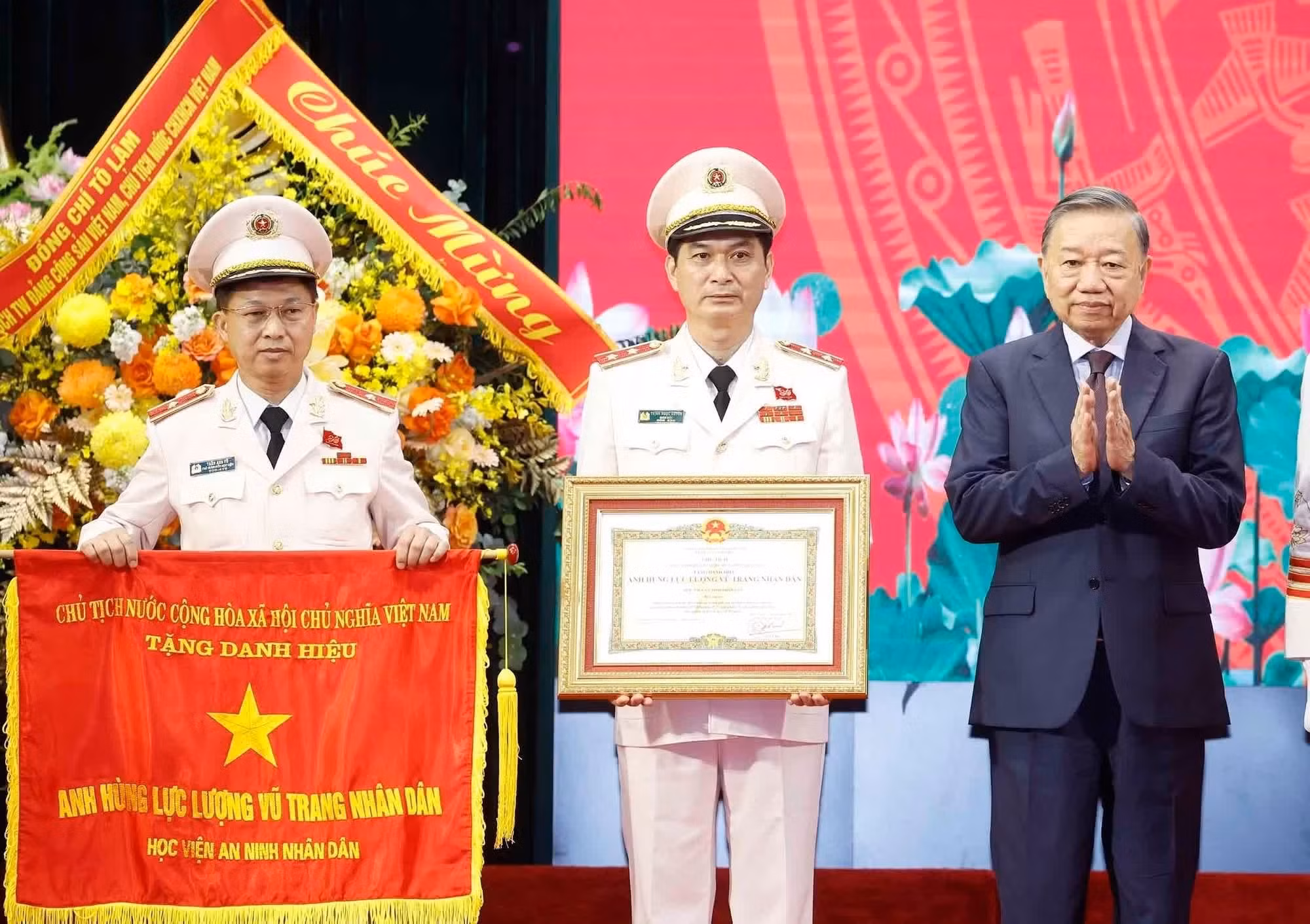 越共中央总书记、国家主席苏林向人民安全学院授予人民武装力量英雄称号。（图片来源：越通社）