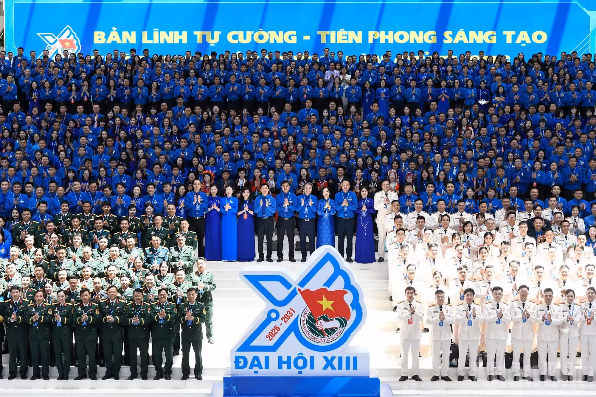 出席胡志明共产主义青年团第十三次全国代表大会（2026—2031年任期）的各位代表合影。