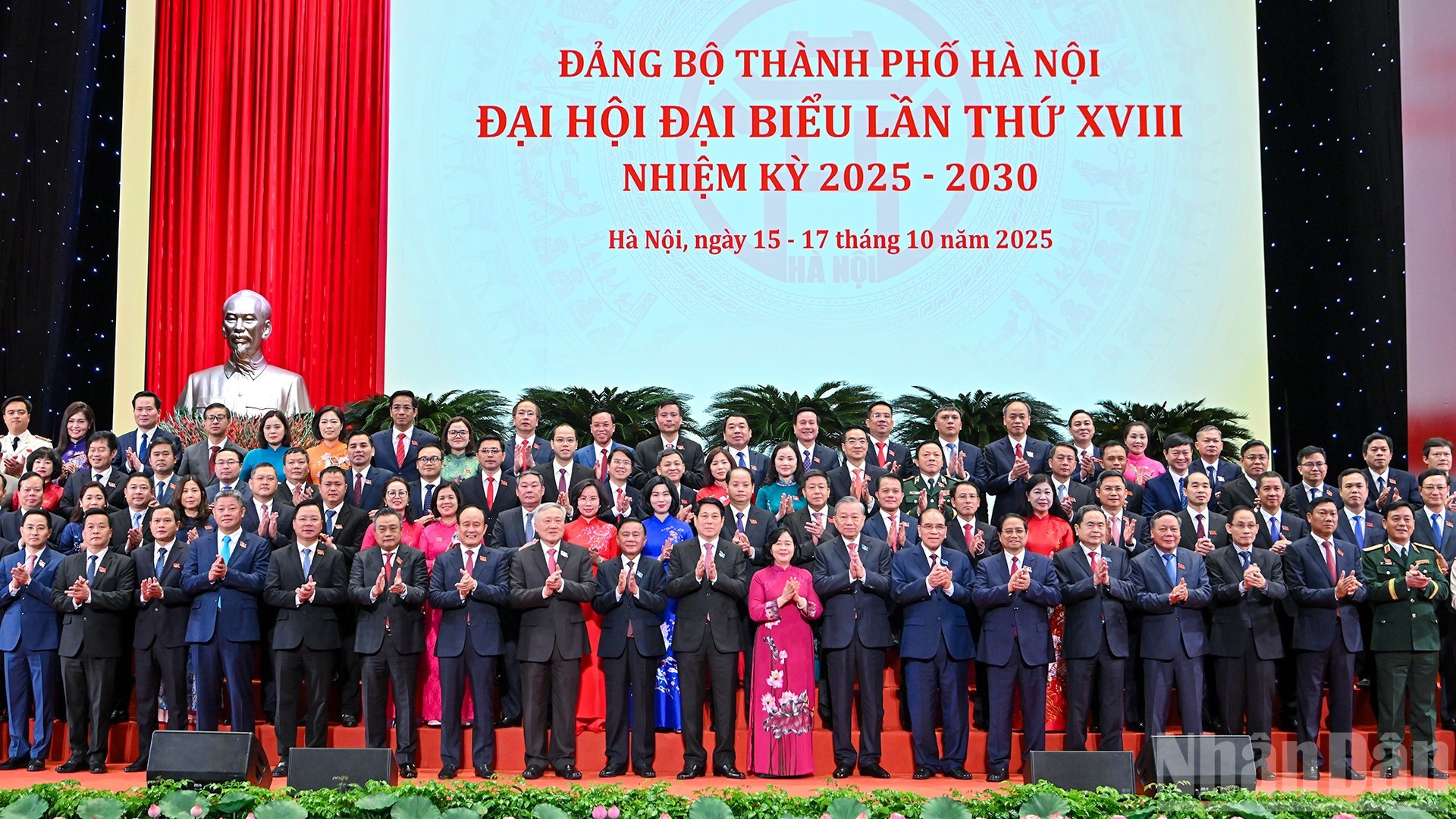 党和国家现任、前任领导人与各位代表合影留念。