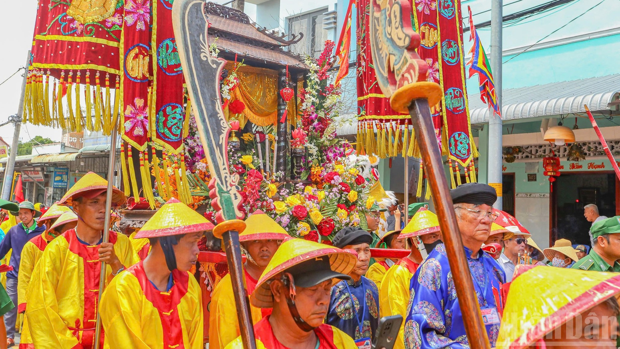 迎神队伍从胡志明市芹耶乡的水将翁陵出发,前往机械码头,正式开启海上迎翁之旅。这是整个祭典中最为神圣的仪式。 anh-5.jpg