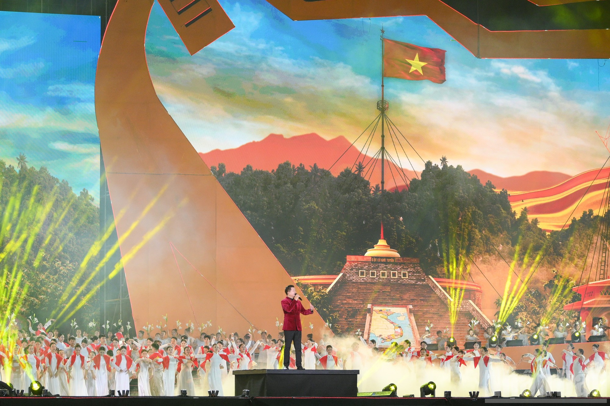 “独立—自由—幸福80年征程”艺术晚会共分为三幕,得到精心编排,规模宏大,近三千名专业与非专业艺术家共同参与。 anh-7-2226.jpg