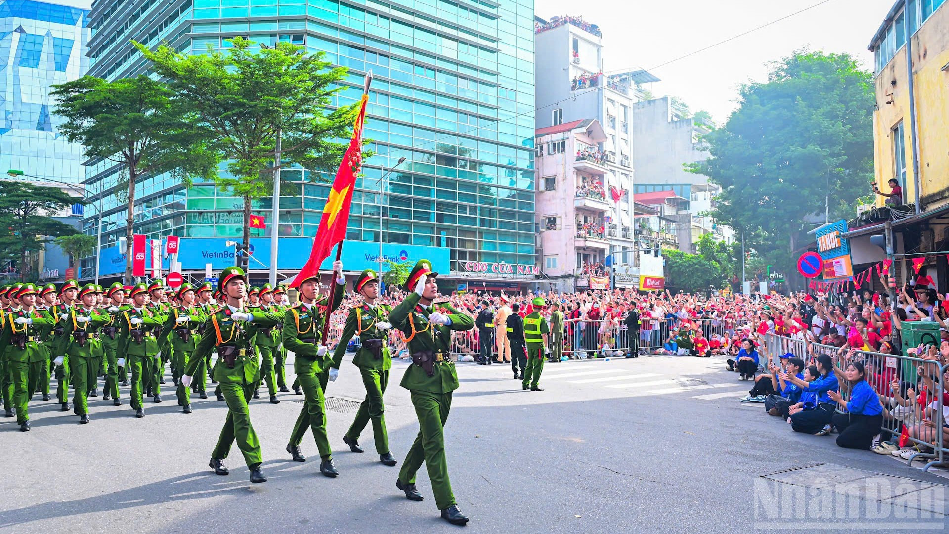 公安方阵在黎笋街上庄严行进。