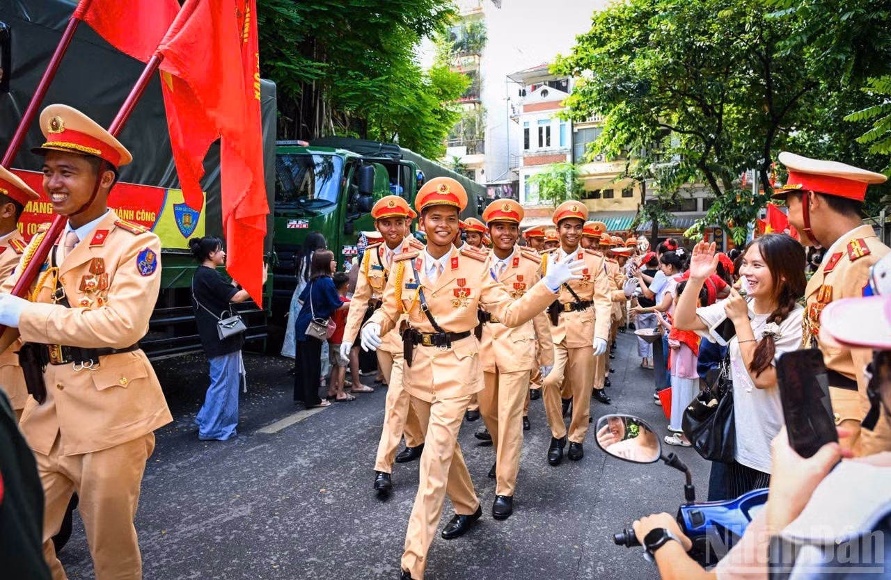 交通警察战士完成任务后，与市民依依告别的瞬间。