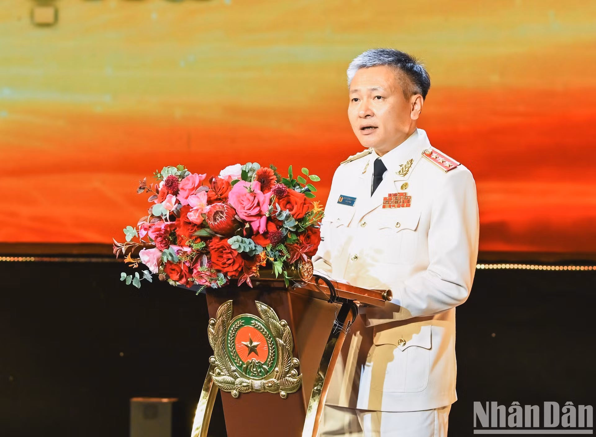 越南公安部副部长阮玉林上将在纪念典礼上发表讲话。