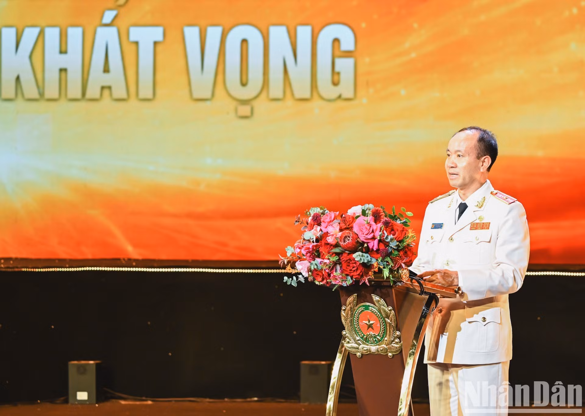 腐败、经济、走私犯罪调查警察局局长阮光芳发表纪念演讲。