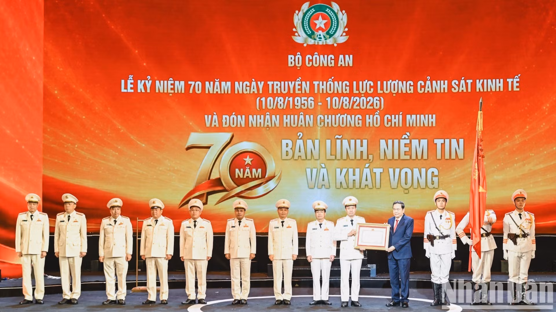国会主席陈青敏向经济警察力量授予胡志明勋章。