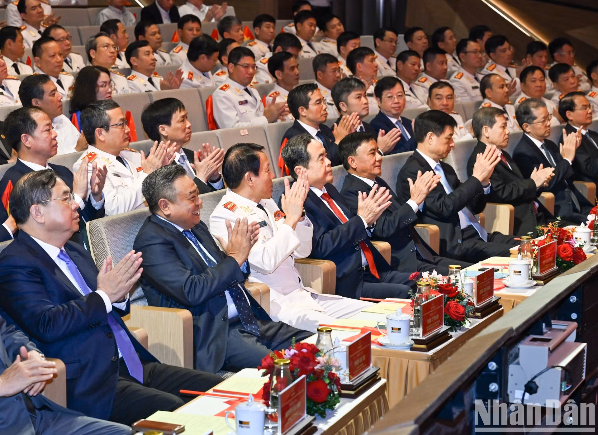 国会主席陈青敏、中央书记处常务书记陈锦秀、各位党和国家领导人以及各位代表一同出席纪念典礼。