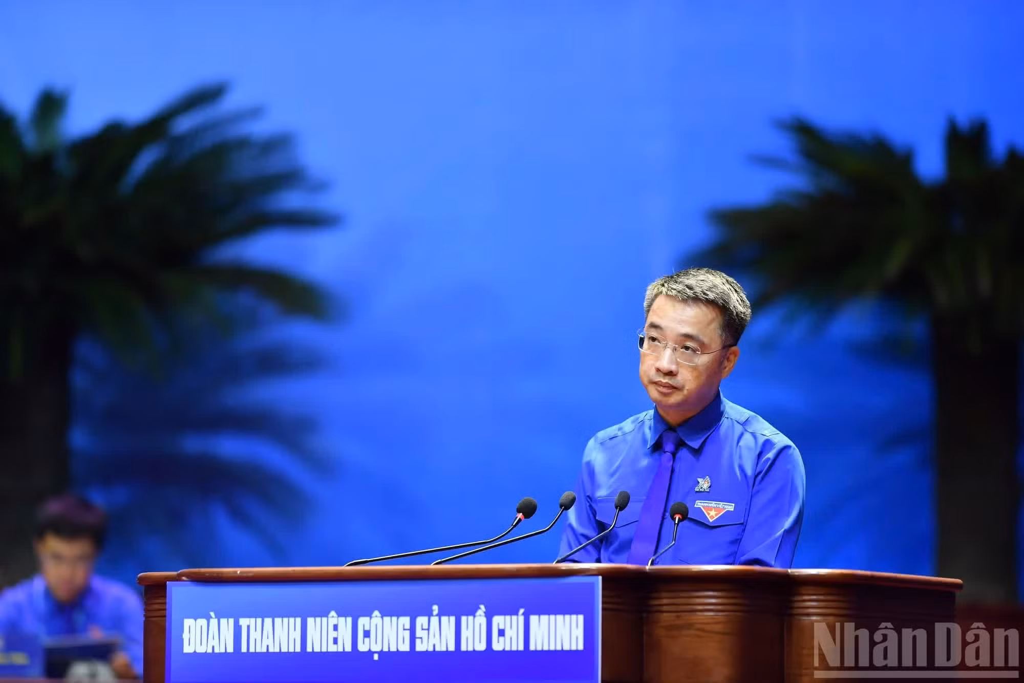 胡志明共青团中央书记处书记、越南青年联合会主席阮祥林在会上作出共青团第十二届中央委员会的检讨报告摘要。