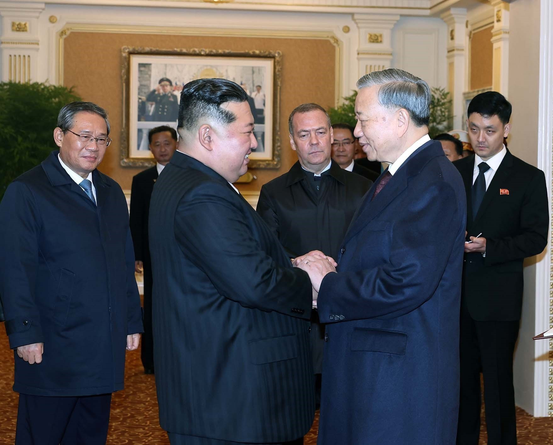 越共中央总书记苏林与朝鲜劳动党总书记、国务委员长金正恩亲切握手。