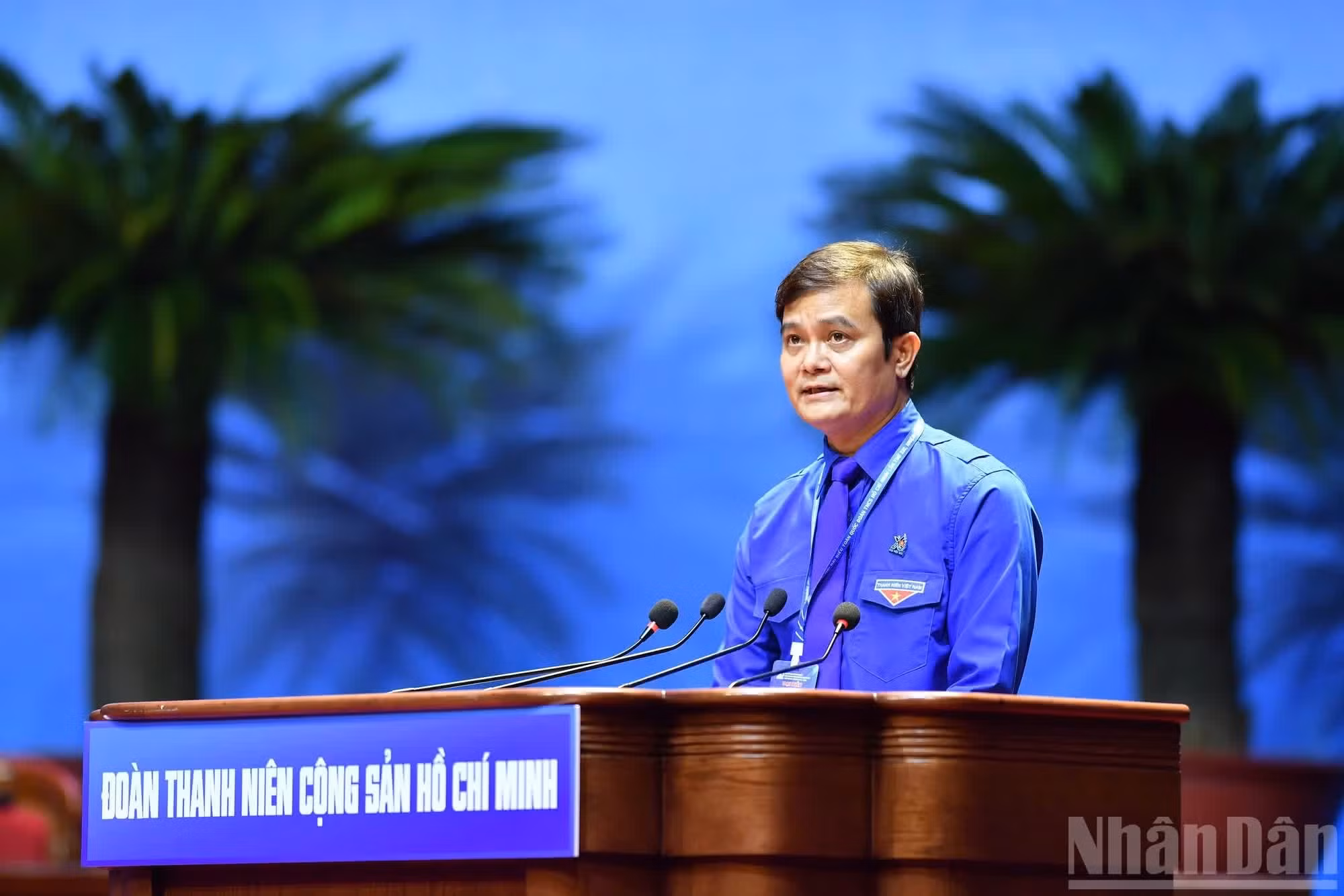 .胡志明共青团中央书记处第一书记裴光辉主持开幕会。