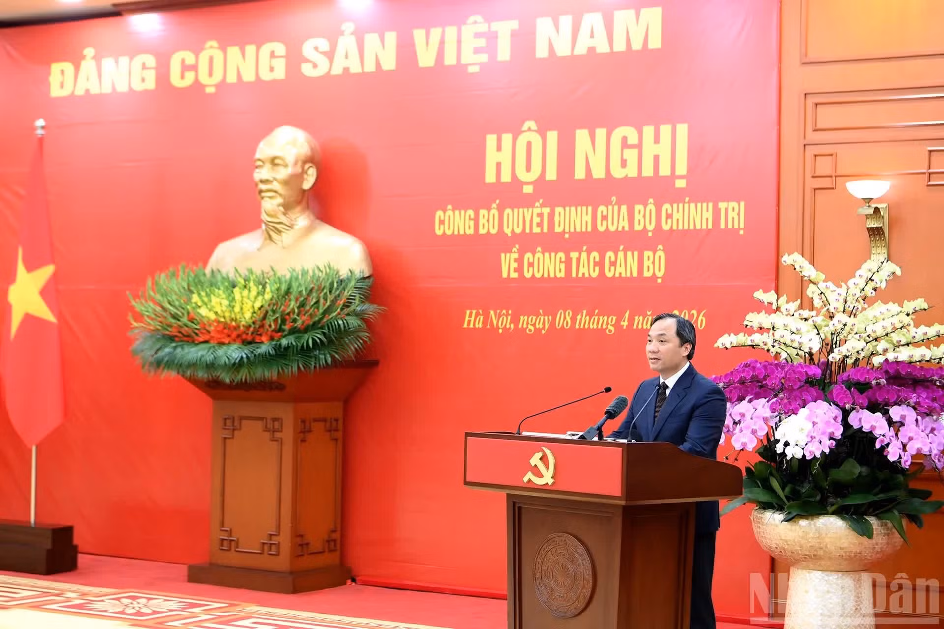 越共中央委员、中央组织部常务副部长黄忠勇公布中央政治局关于人事工作的决定。