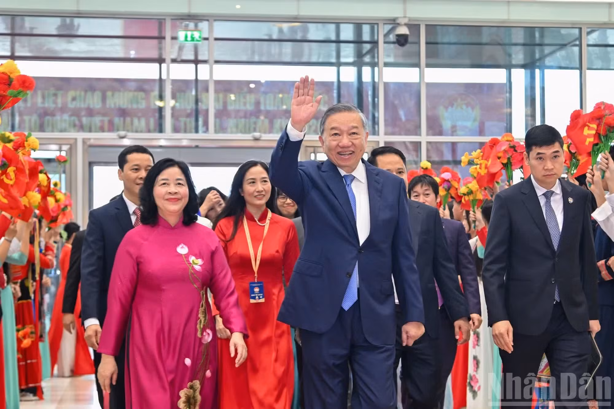 越共中央总书记、国家主席苏林步入会场出席大会。