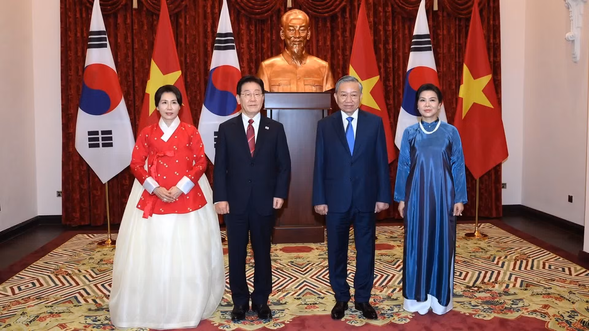 越共中央总书记、国家主席苏林和夫人与韩国总统李在明和夫人合影。