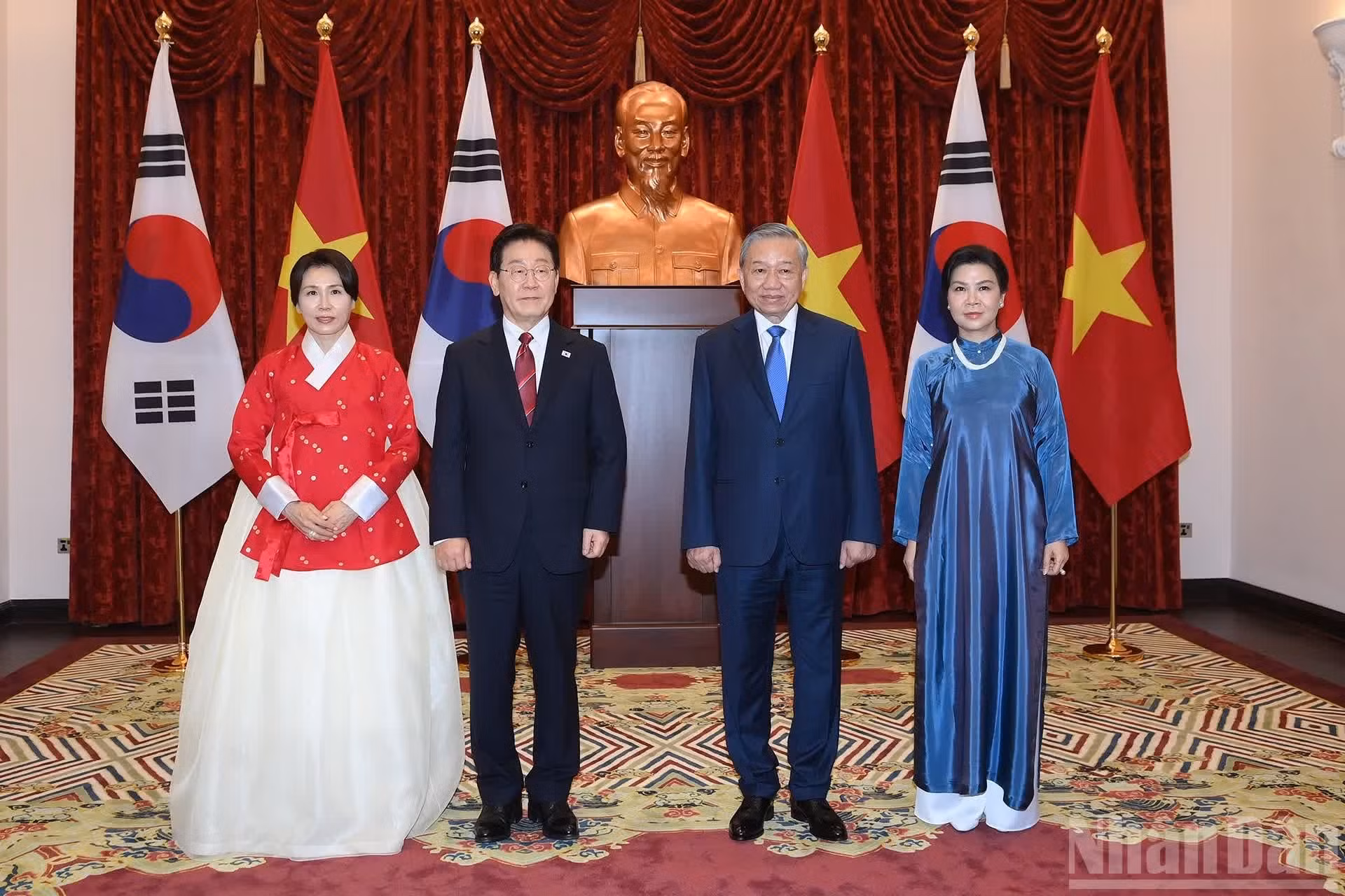 越共中央总书记、国家主席苏林和夫人与韩国总统李在明和夫人合影。