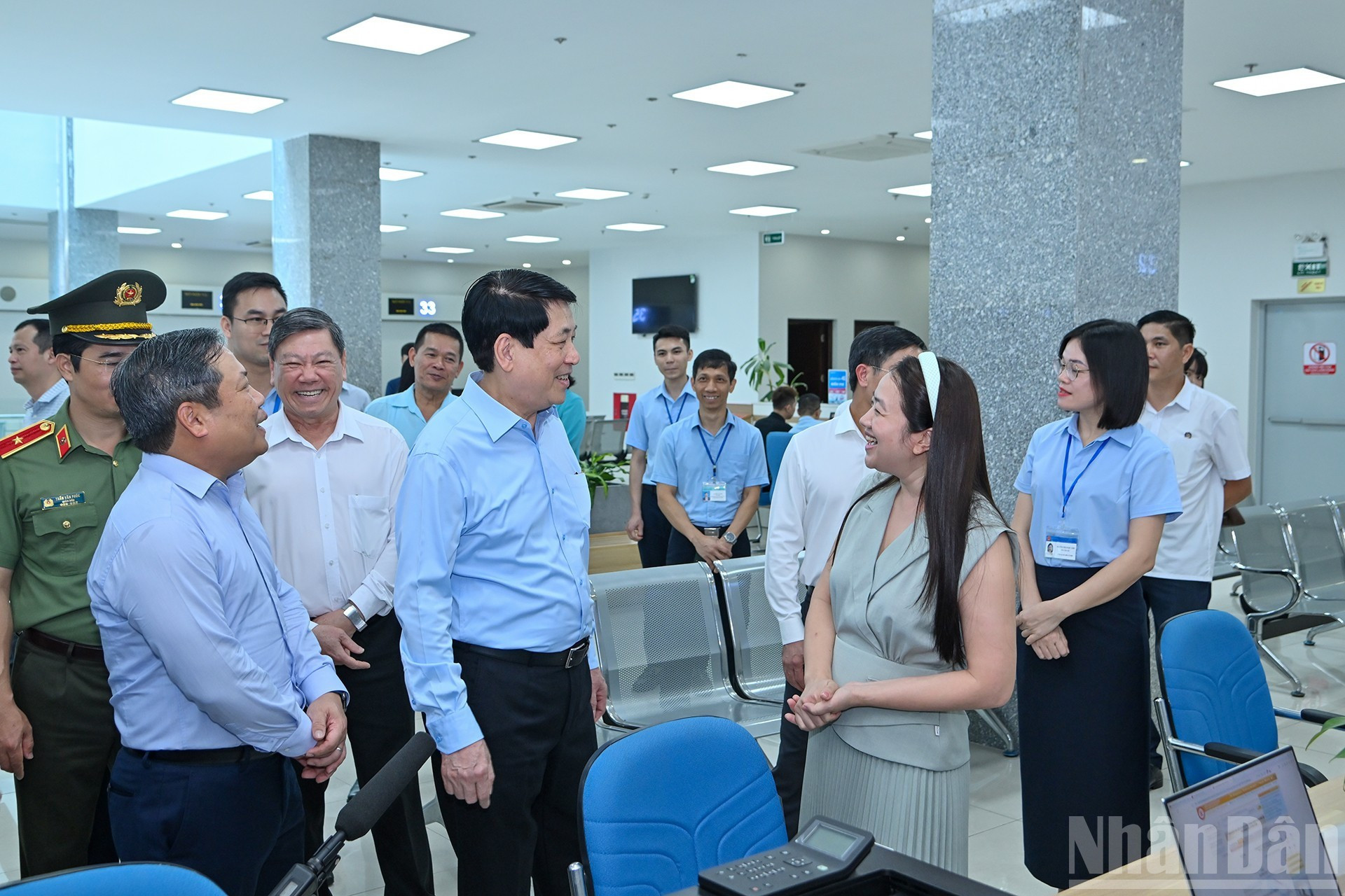 国家主席梁强与正在该中心办理行政手续的人民亲切交谈。 anh-9.jpg