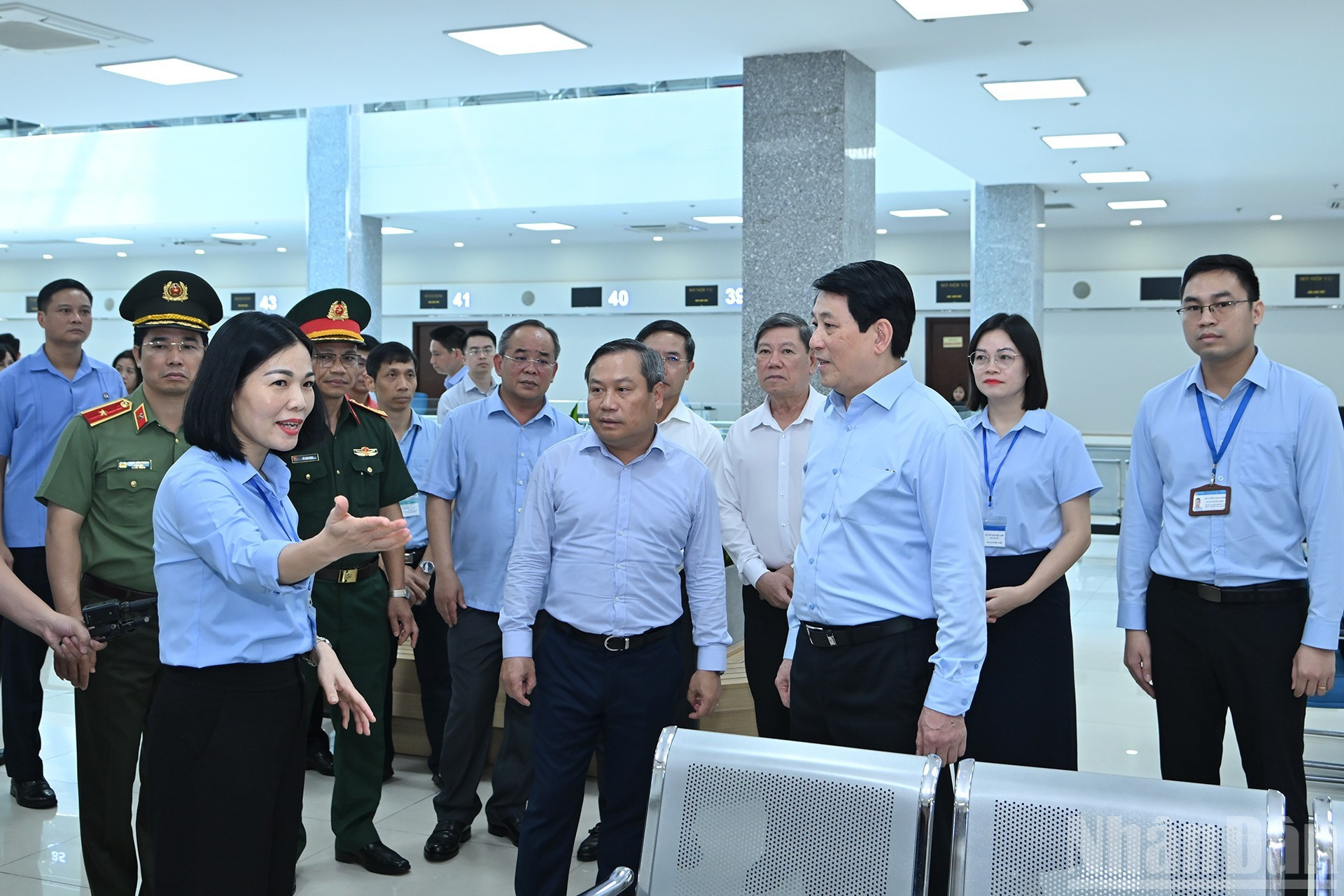 国家主席梁强听取关于广宁省公共行政服务中心的介绍。 anh-8.jpg