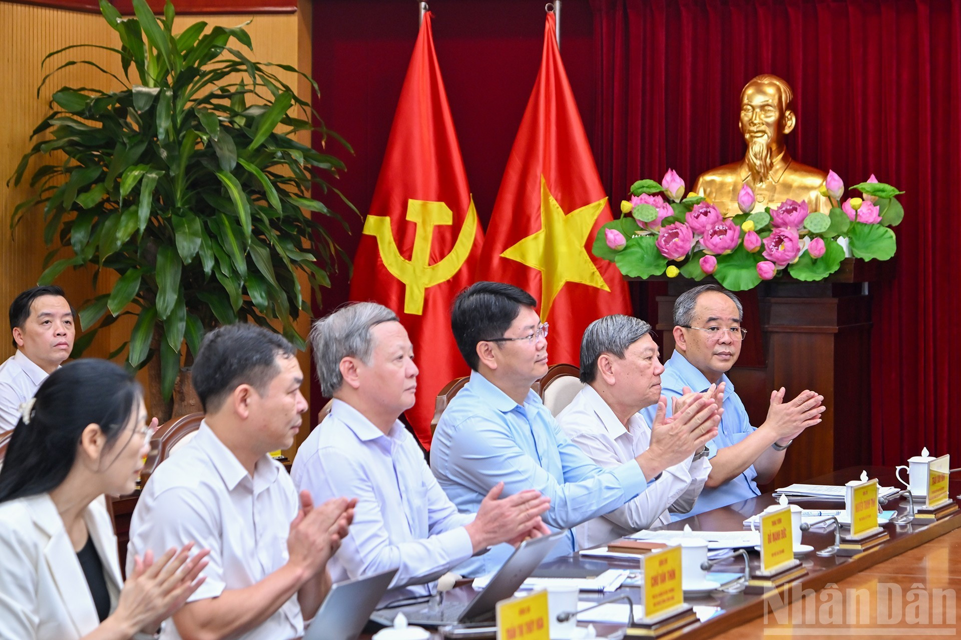 中央工作代表团成员出席会议。 anh-3.jpg