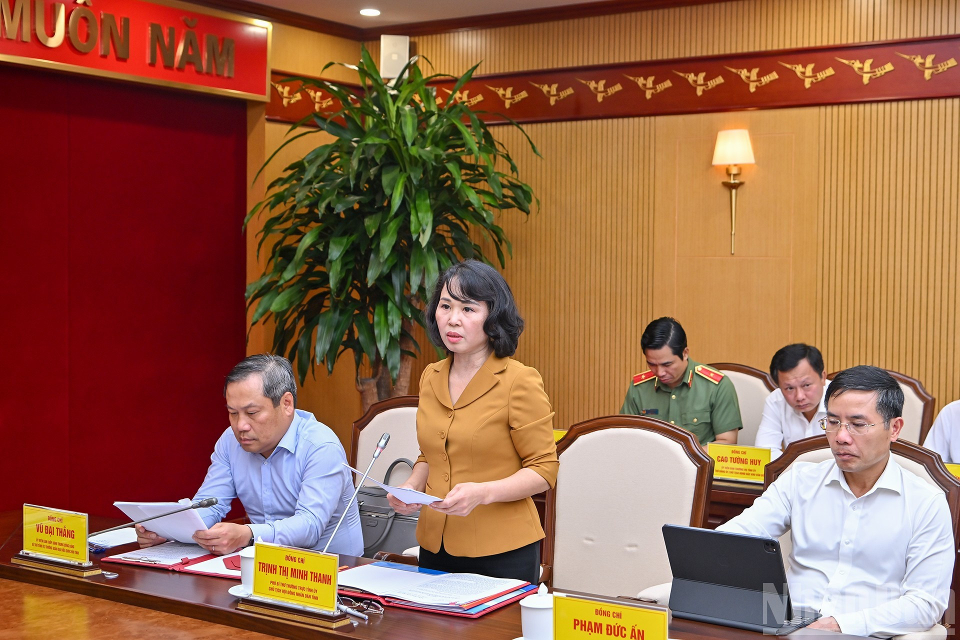 广宁省省委常务副书记、省人民议会主席郑氏明清在会上作报告。 anh-5.jpg