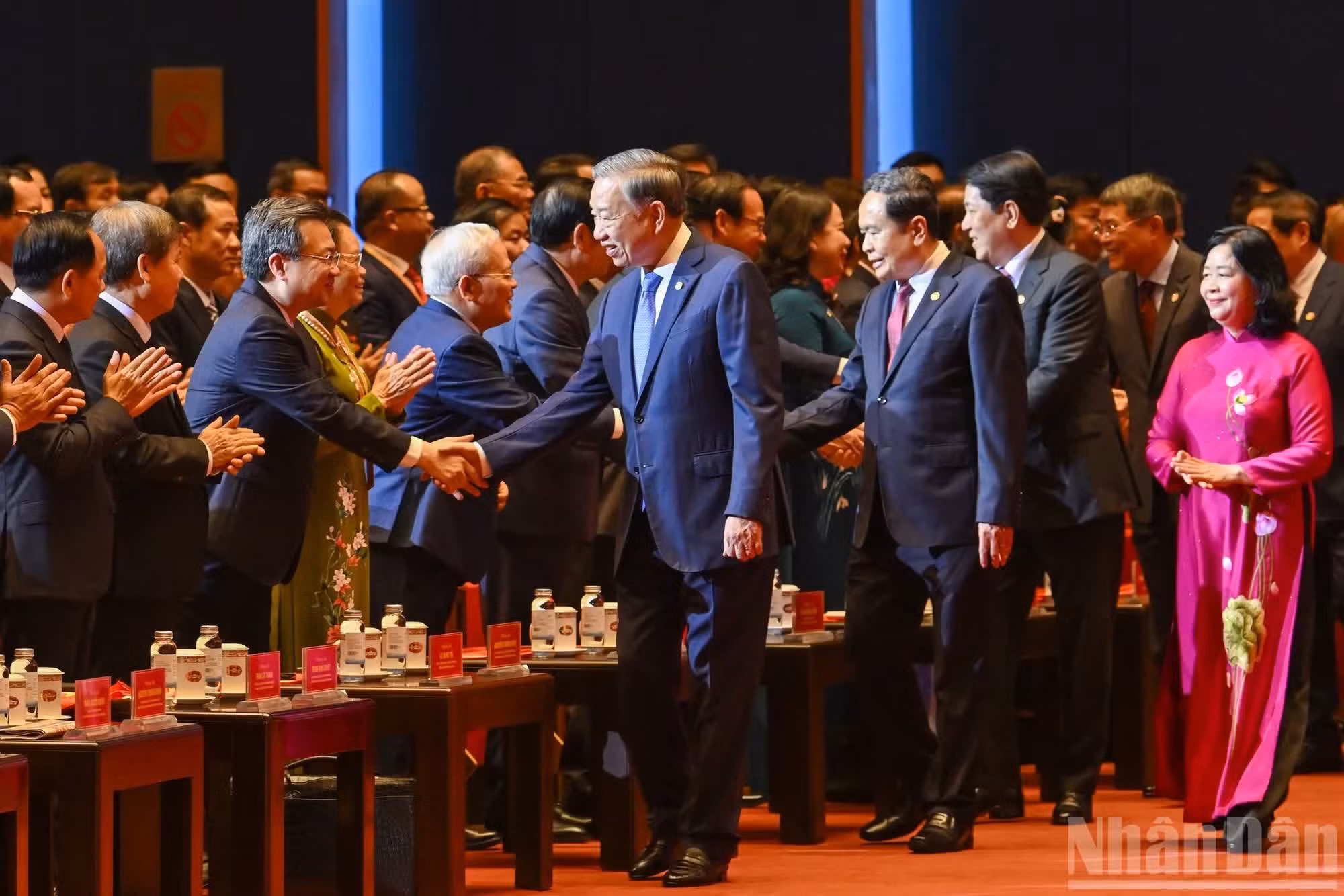越共中央总书记、国家主席苏林以及各位党和国家领导人、原领导人出席大会。