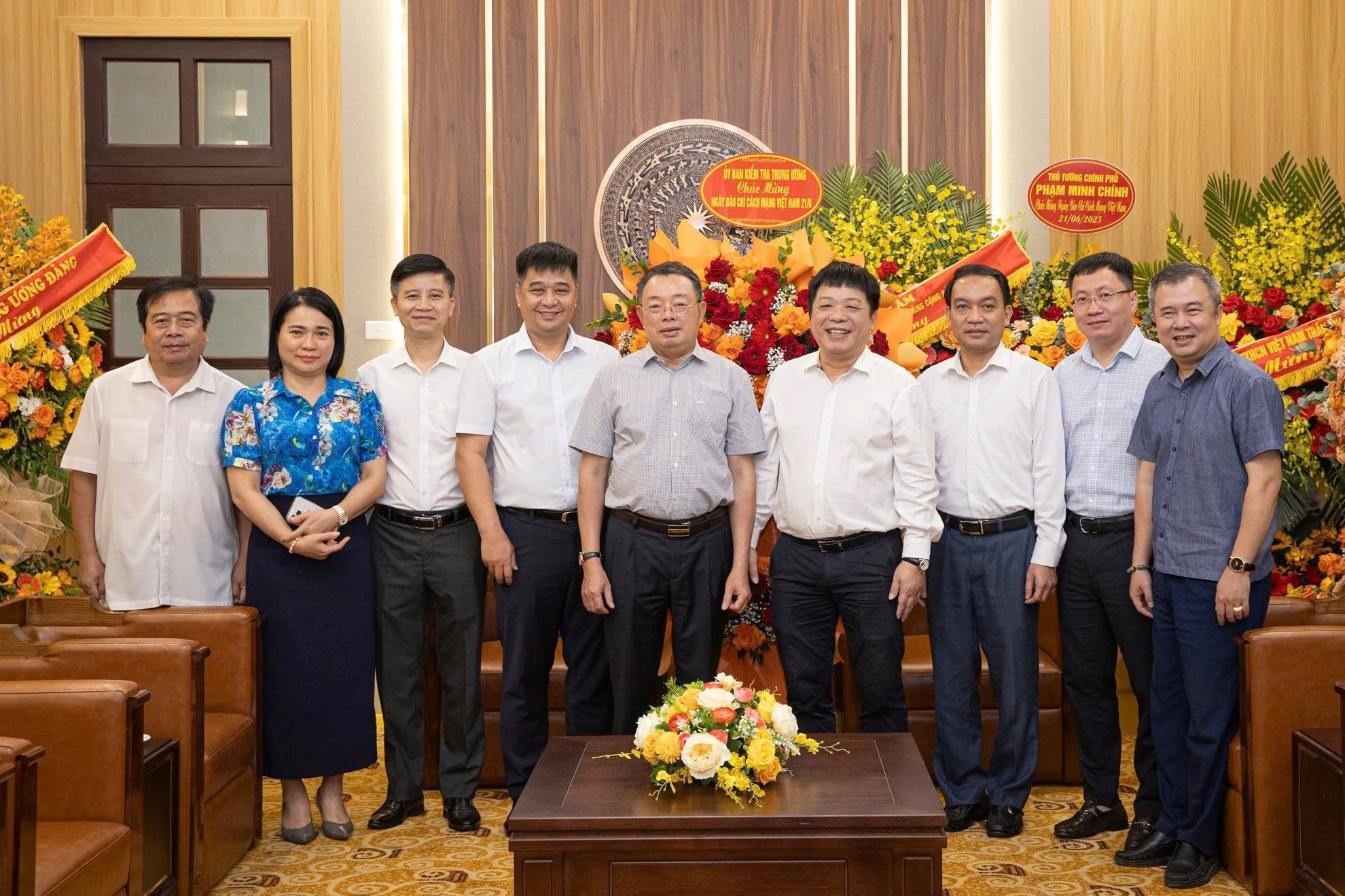 值此纪念越南革命新闻日100周年之际，越共中央委员、中央检查委员会副主任黄文茶同志率团造访《人民报》社，表示祝贺。