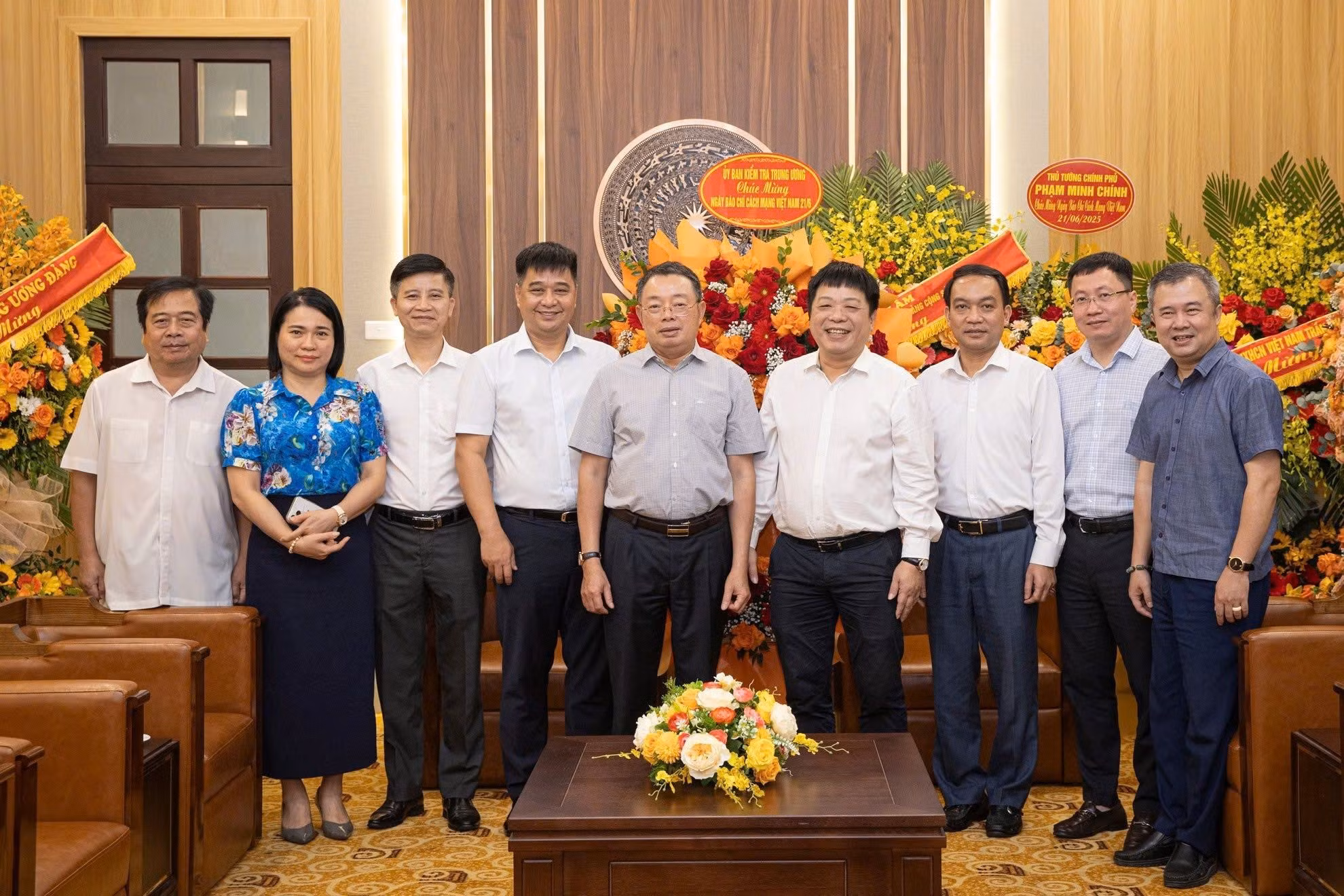 值此纪念越南革命新闻日100周年之际，越共中央委员、中央检查委员会副主任黄文茶同志率团造访《人民报》社，表示祝贺。