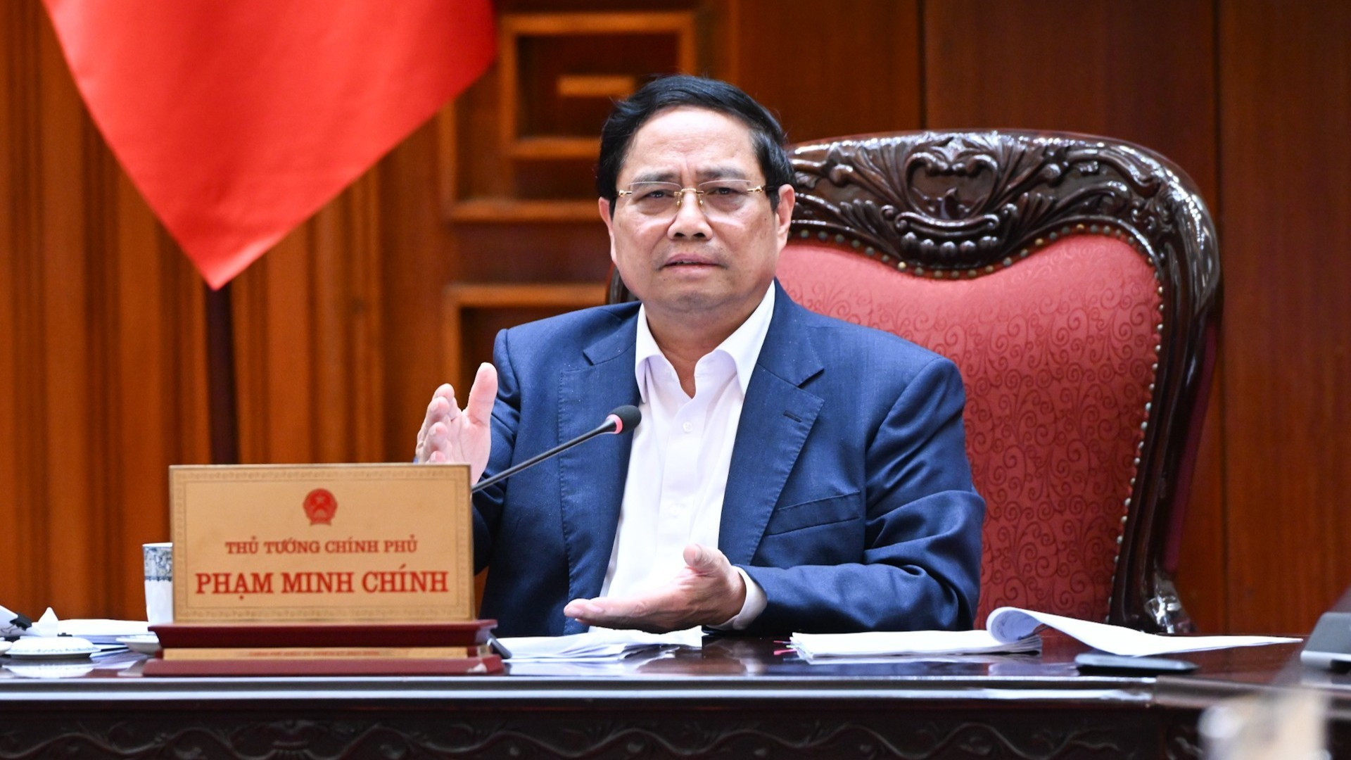 越南政府总理范明正主持召开政府常务委员会与各部委和地方会议。